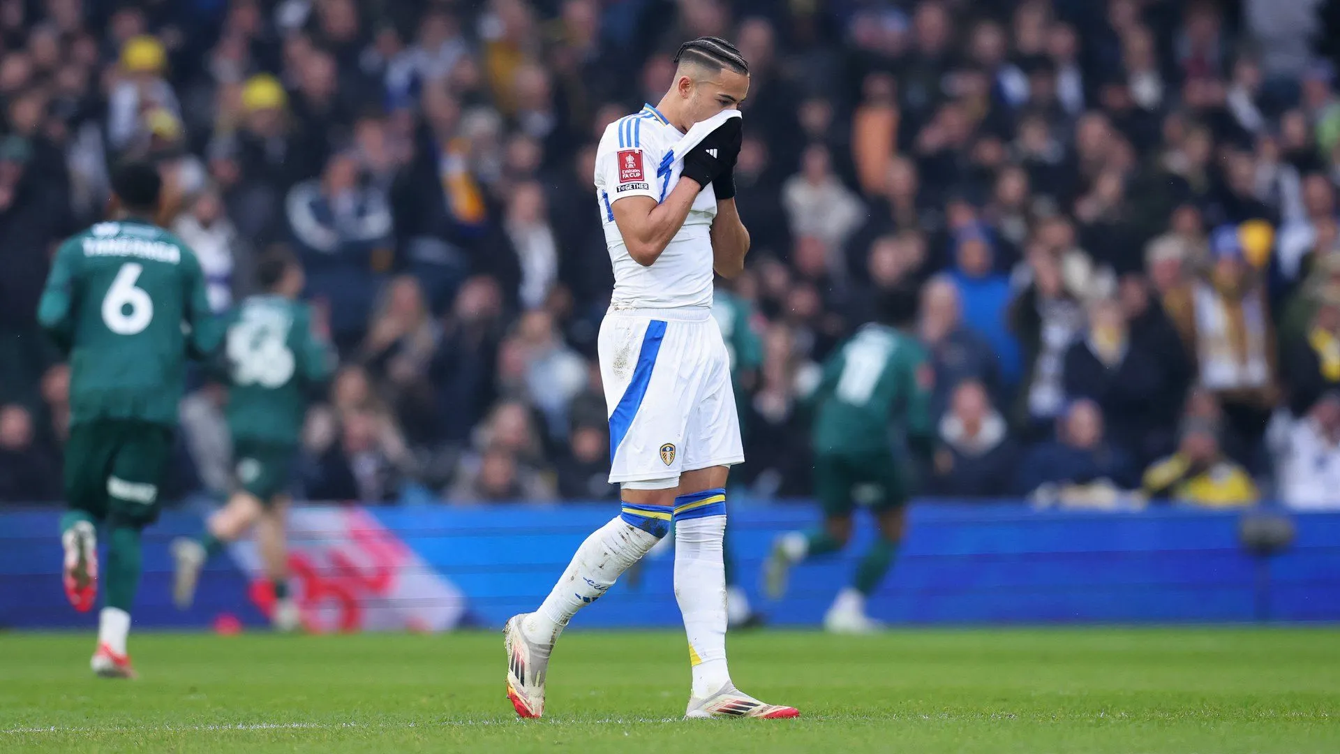 Tiền đạo Mateo Joseph trong màu áo Leeds United, gương mặt đang gây bão thị trường chuyển nhượng.