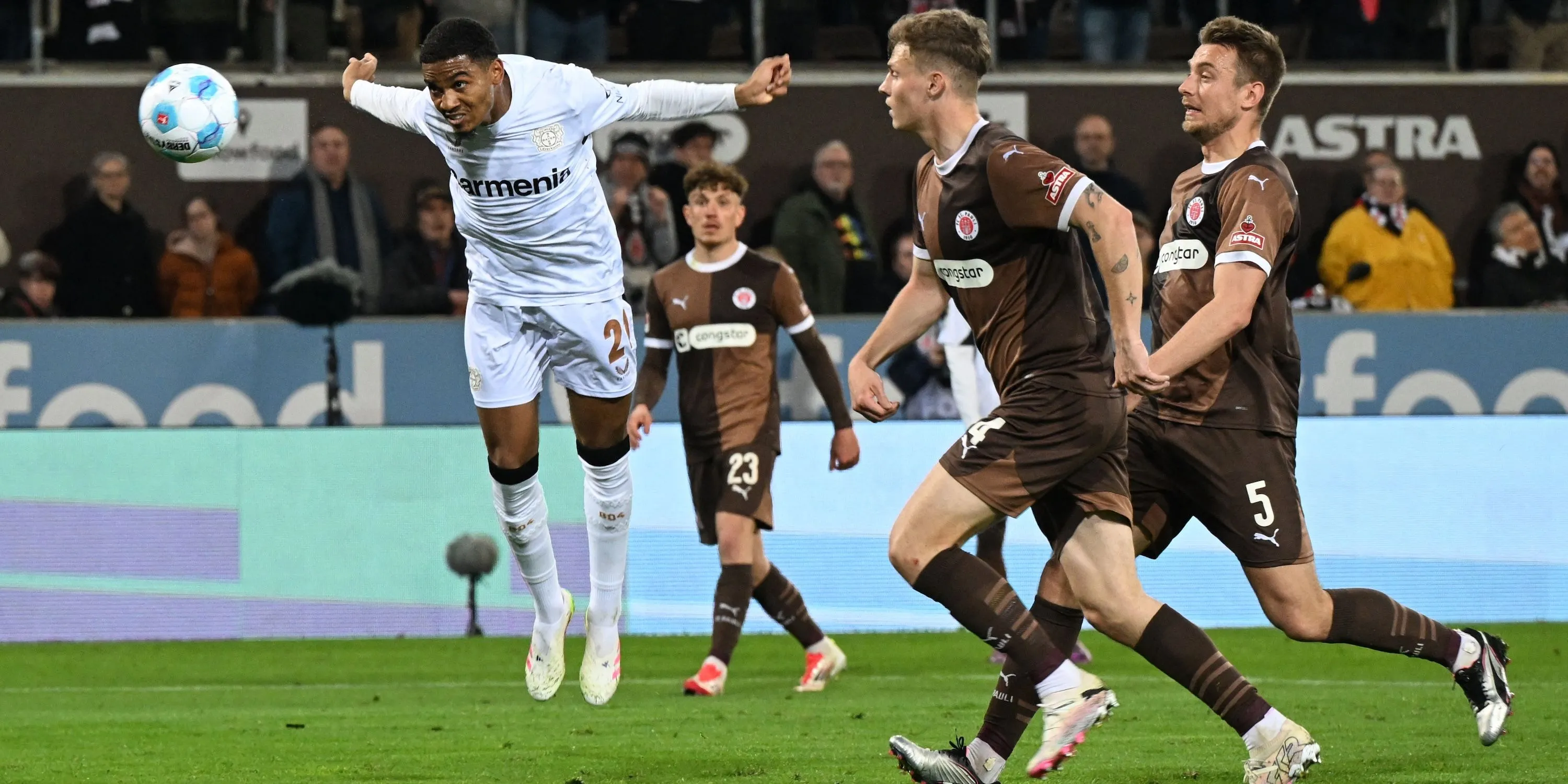 Tiền vệ Amine Adli của Bayer Leverkusen, mục tiêu chuyển nhượng của Wolves