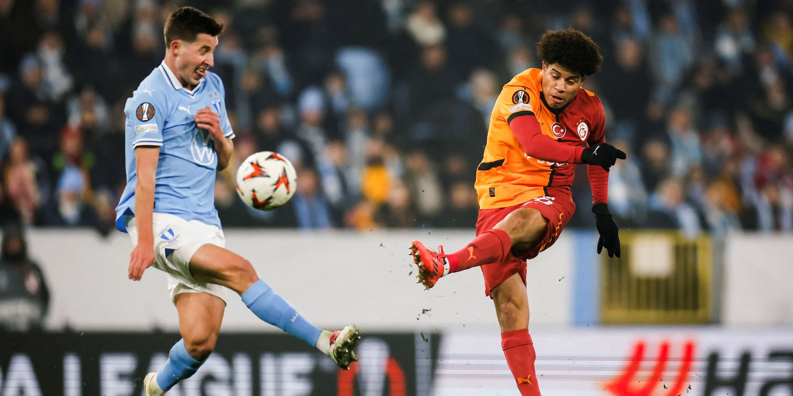 Tiền vệ Gabriel Sara của Galatasaray dứt điểm trong một trận đấu, mục tiêu chuyển nhượng đầy tham vọng của Leeds United.