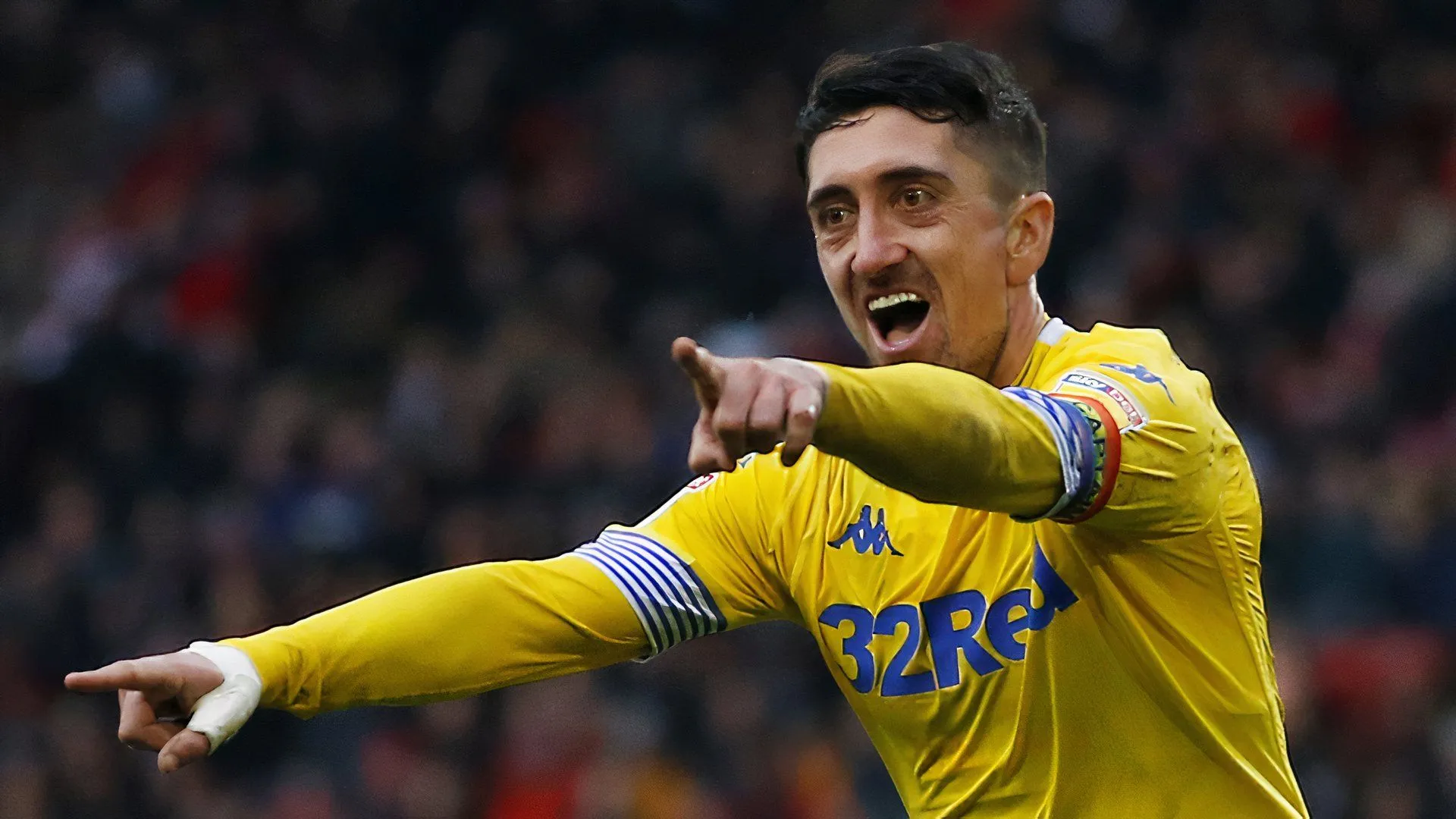 Tiền vệ Pablo Hernandez của Leeds United thể hiện sự điêu luyện trên sân cỏ