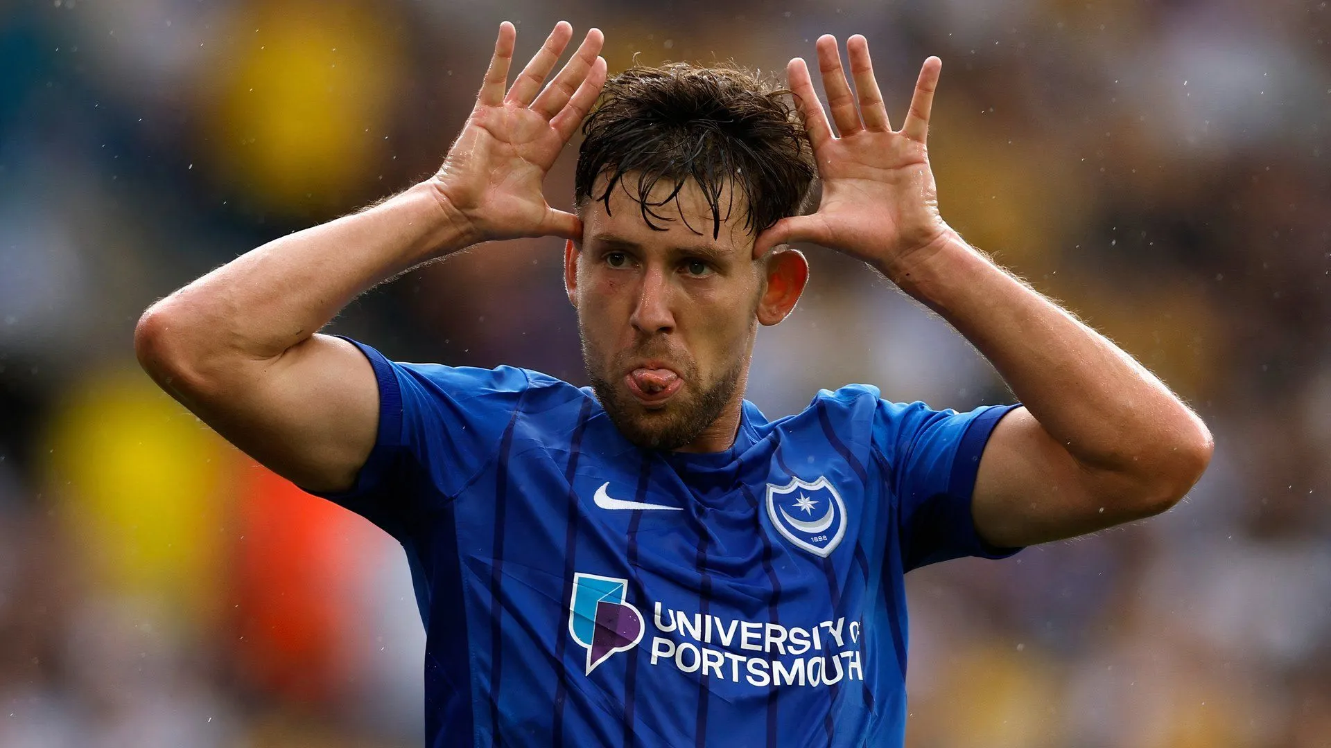Tiền vệ tấn công Callum Lang trong màu áo Portsmouth trên sân cỏ