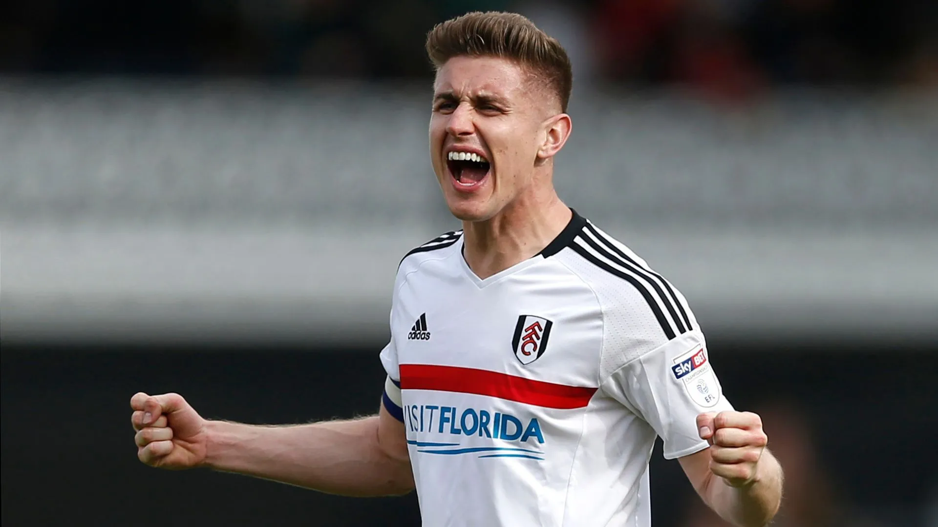 Tiền vệ Tom Cairney, đội trưởng của Fulham, kiểm soát bóng điêu luyện