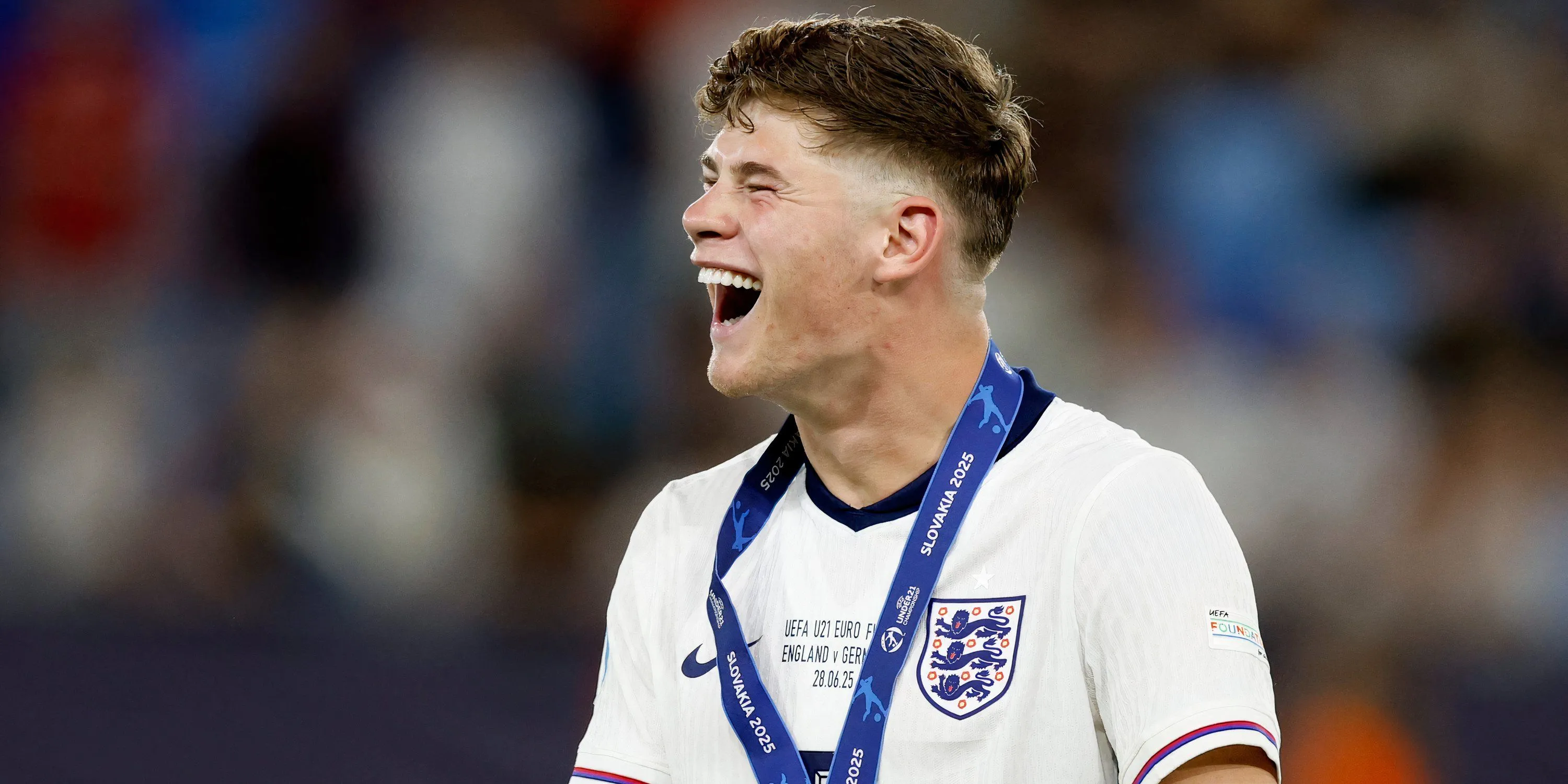 Trung vệ trẻ Charlie Cresswell của Toulouse
