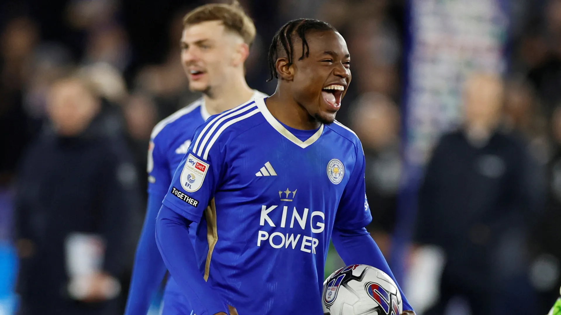 Abdul Fatawu bùng nổ trong màu áo Leicester City