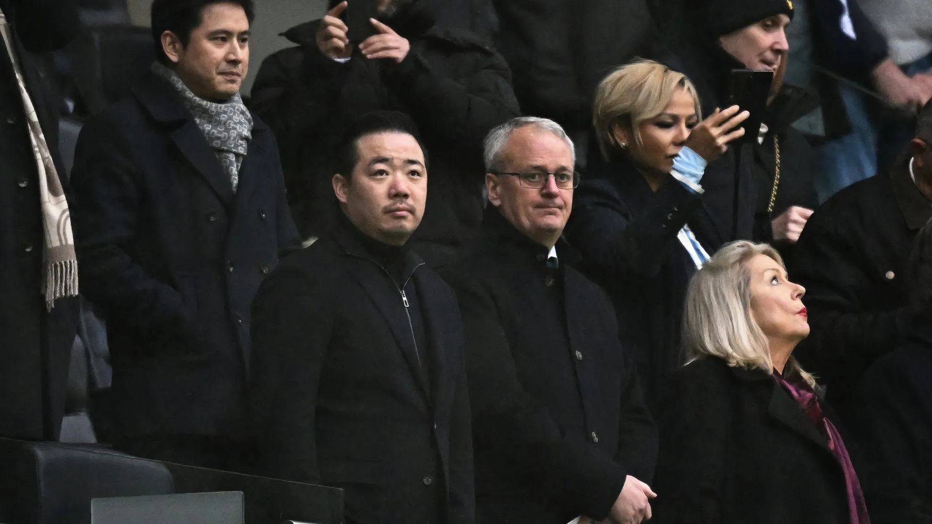Aiyawatt Srivaddhanaprabha, chủ tịch của Leicester City, thể hiện sự ủng hộ đội bóng