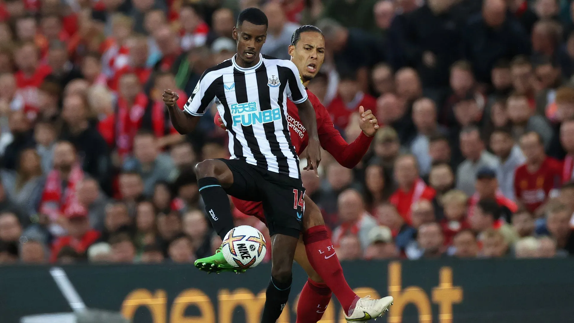 Alexander Isak trong pha tranh chấp với Virgil Van Dijk, minh họa sự chênh lệch tài chính giữa các mục tiêu chuyển nhượng của Liverpool và các đội bóng Championship.