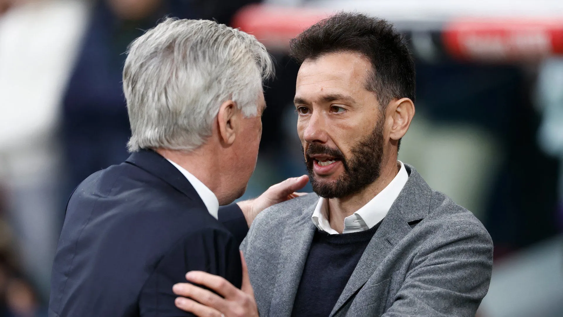 Carlos Corberan bắt tay Carlo Ancelotti trong trận đấu giữa Valencia và Real Madrid tại La Liga