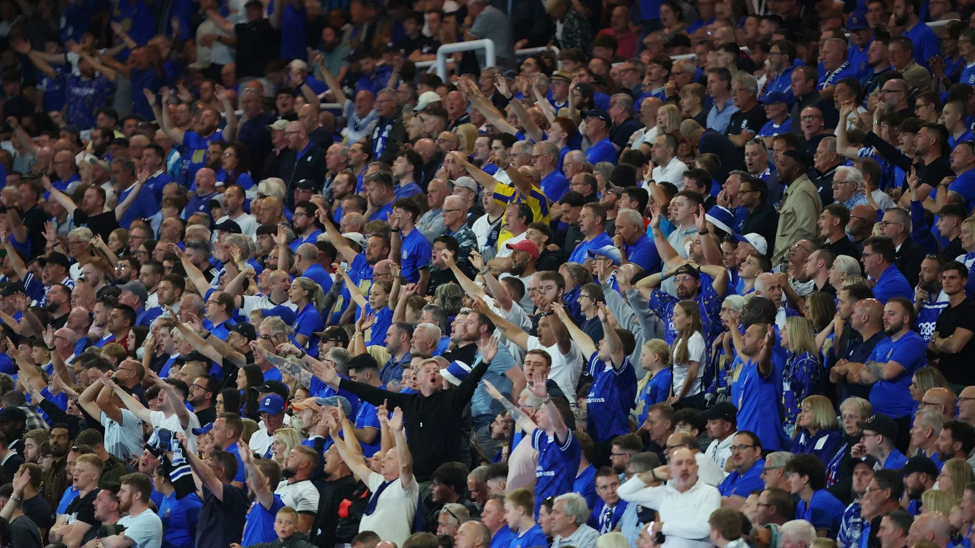 Cổ động viên Birmingham City cuồng nhiệt trên khán đài St. Andrews