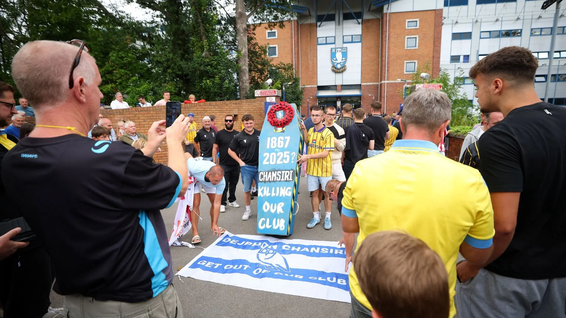 Cổ động viên Sheffield Wednesday biểu tình phản đối chủ tịch Dejphon Chansiri