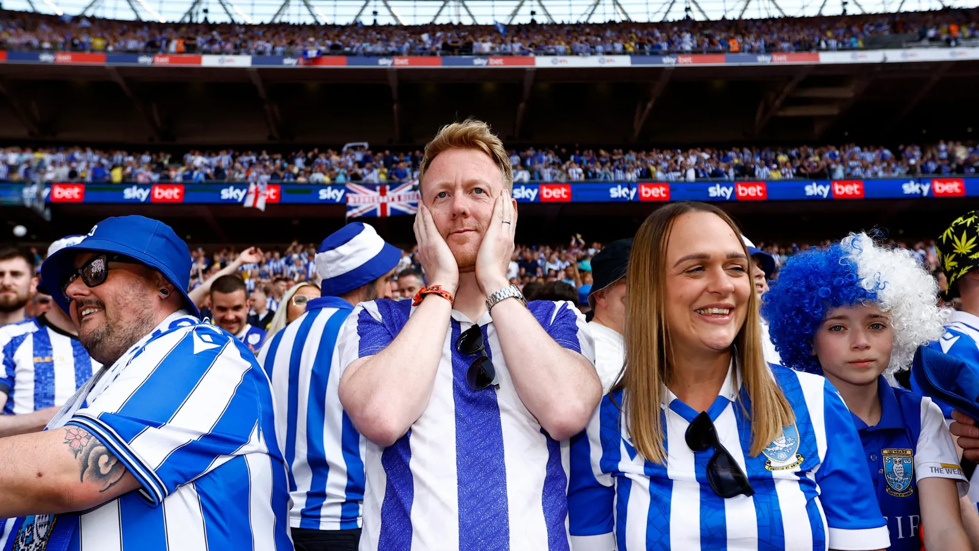 Cổ động viên Sheffield Wednesday tại sân Wembley thể hiện sự thất vọng nhưng vẫn giữ niềm hy vọng.