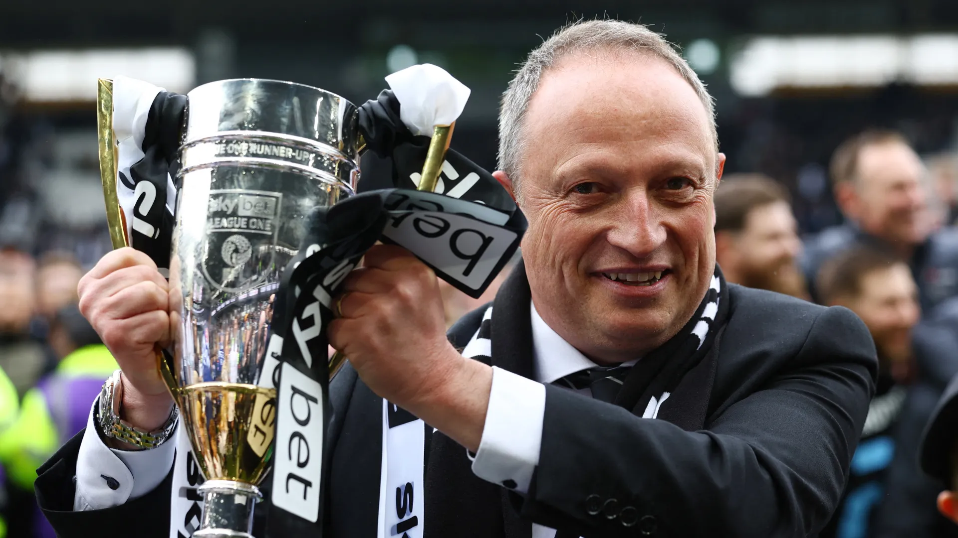 David Clowes ăn mừng cùng các cầu thủ Derby County sau chiến tích thăng hạng