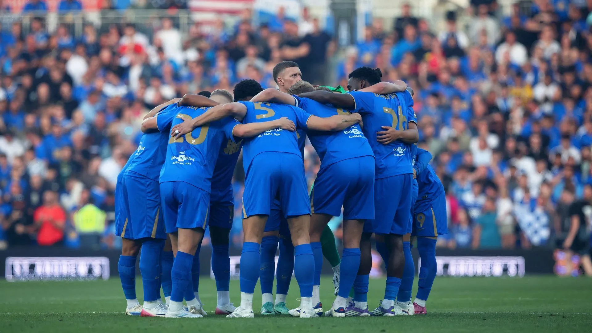 Đội hình Birmingham City ăn mừng chiến thắng đầy ấn tượng