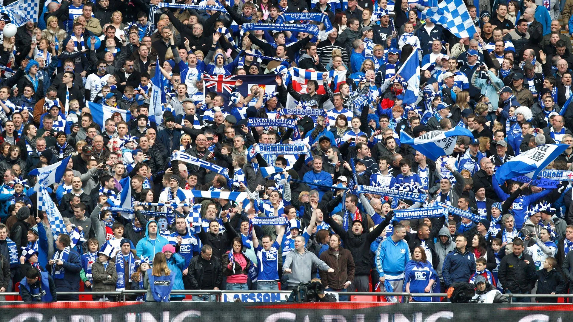 Fan Birmingham City ăn mừng trên khán đài, biểu tượng cho tham vọng vươn tầm Premier League của CLB và dự án sân vận động mới dưới thời Tom Wagner