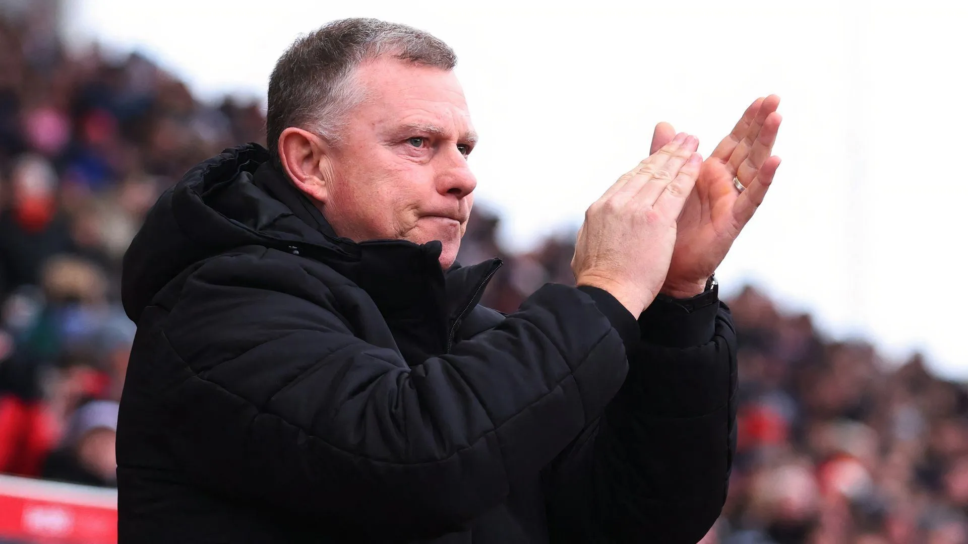 HLV Mark Robins của Stoke City chỉ đạo trên sân, biểu tượng cho sự hồi sinh của đội bóng