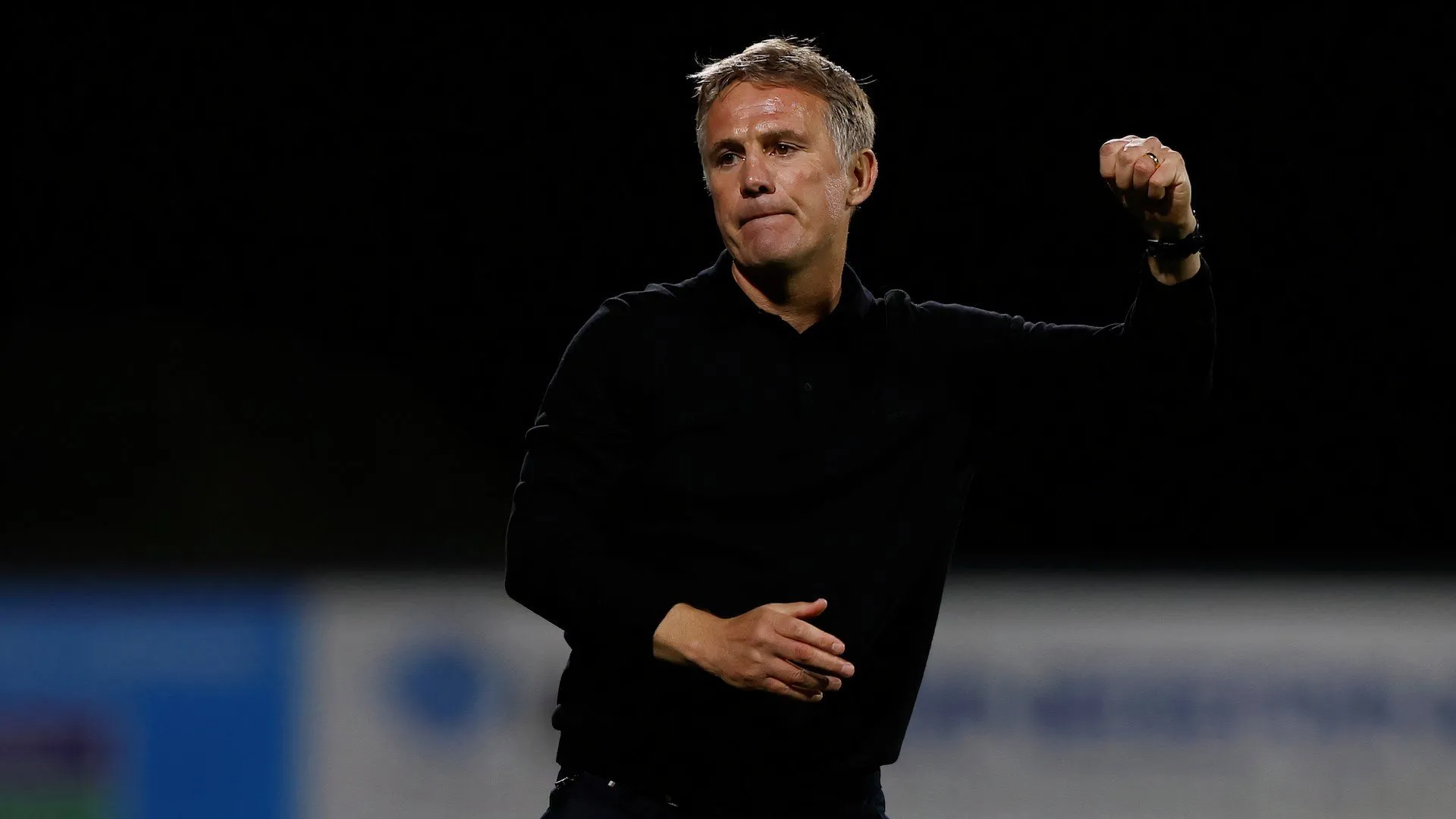 HLV Phil Parkinson thể hiện quyết tâm cao độ khi đối mặt áp lực ở Championship