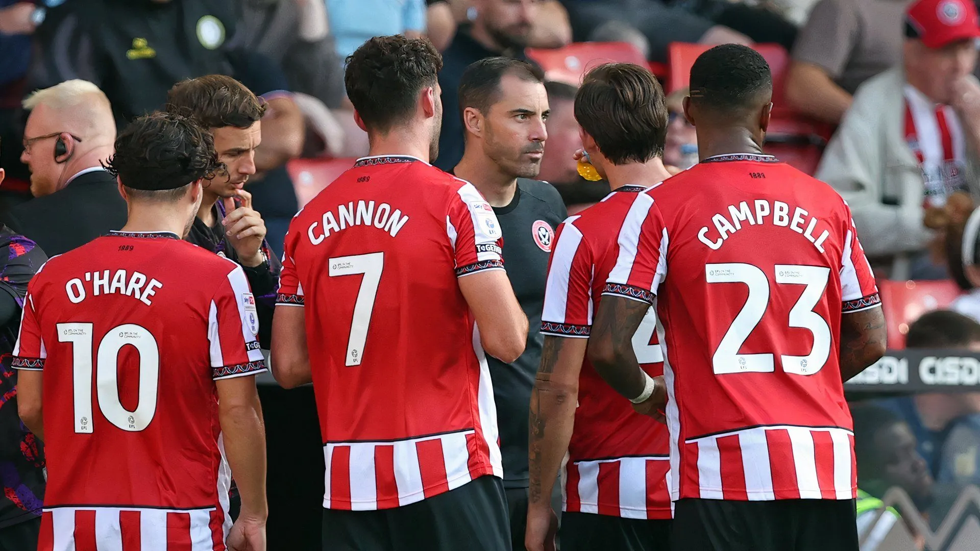 HLV Ruben Selles chỉ đạo cầu thủ Sheffield United trong bối cảnh hàng thủ gặp khủng hoảng