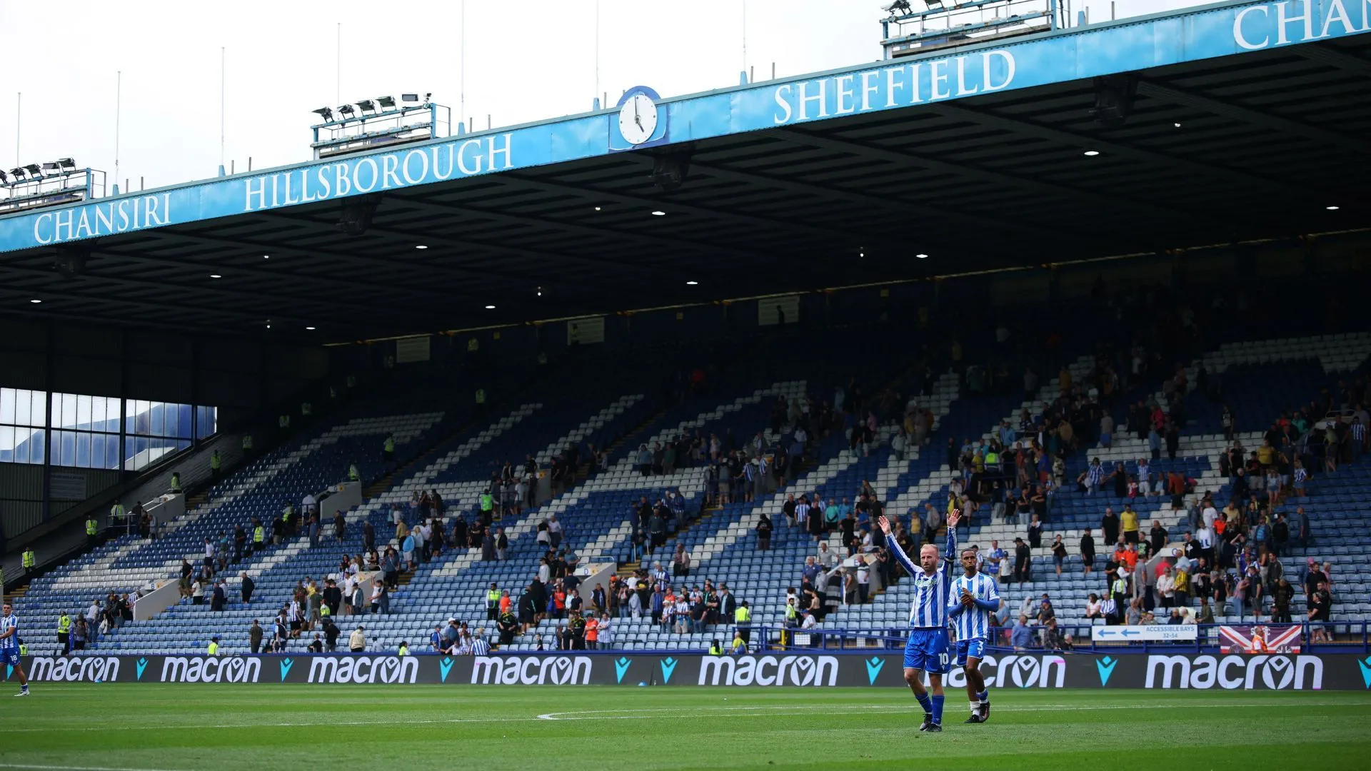 Khán đài Hillsborough vắng vẻ trong trận đấu của Sheffield Wednesday với Stoke City