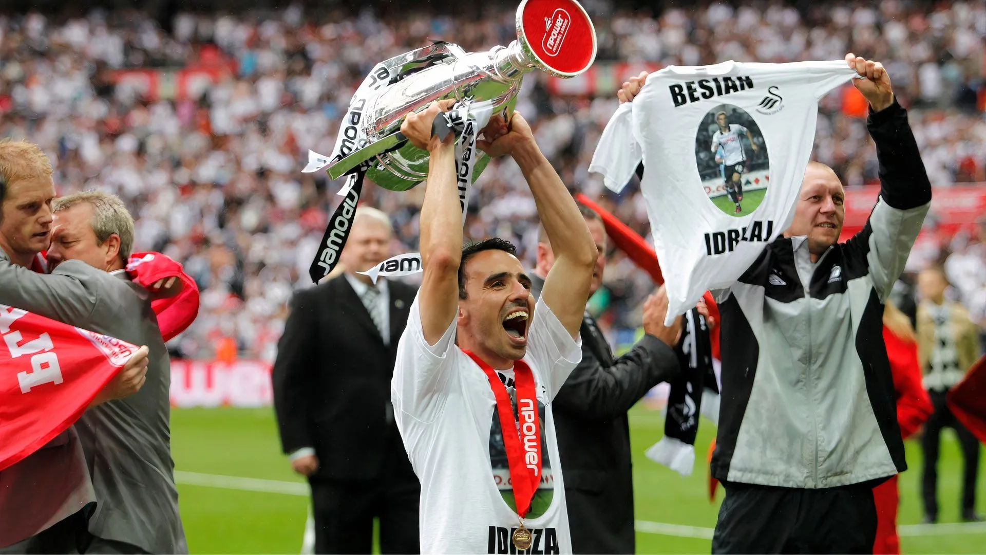Leon Britton ăn mừng cùng đồng đội Swansea City sau trận chung kết play-off thăng hạng Premier League năm 2011 đầy kịch tính.