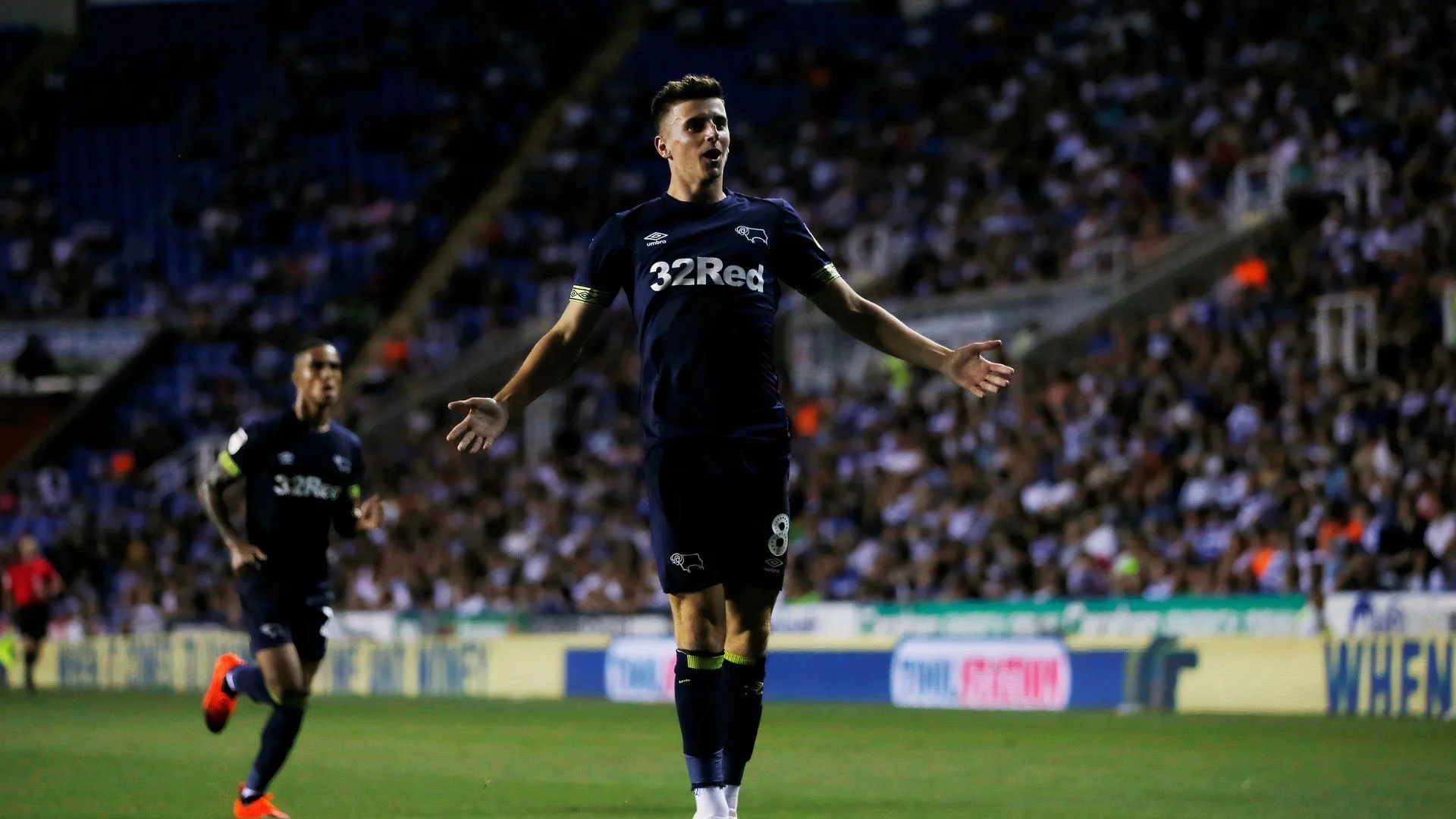 Mason Mount ăn mừng bàn thắng đầu tiên cho Derby County trong trận đấu gặp Reading