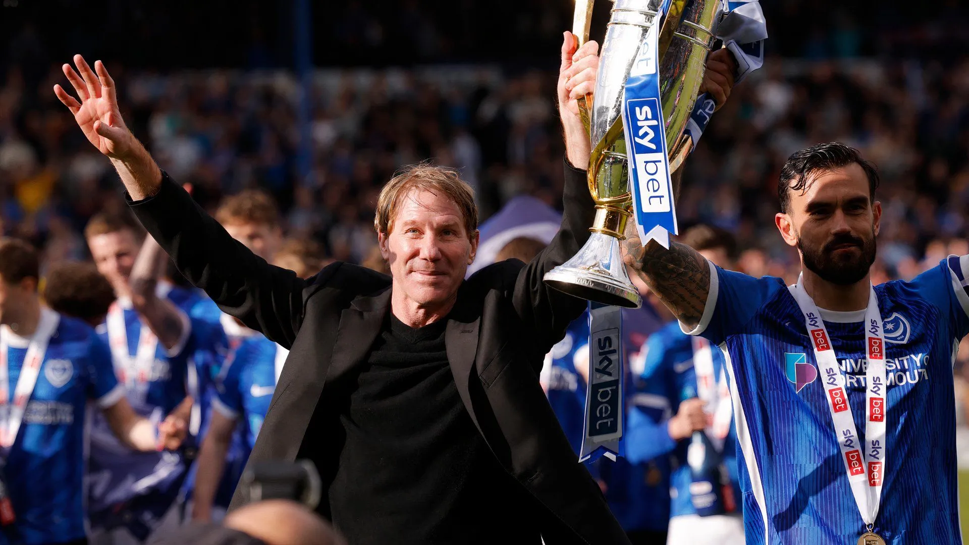 Michael Eisner chụp ảnh cùng Marlon Pack trong buổi lễ ăn mừng của Portsmouth