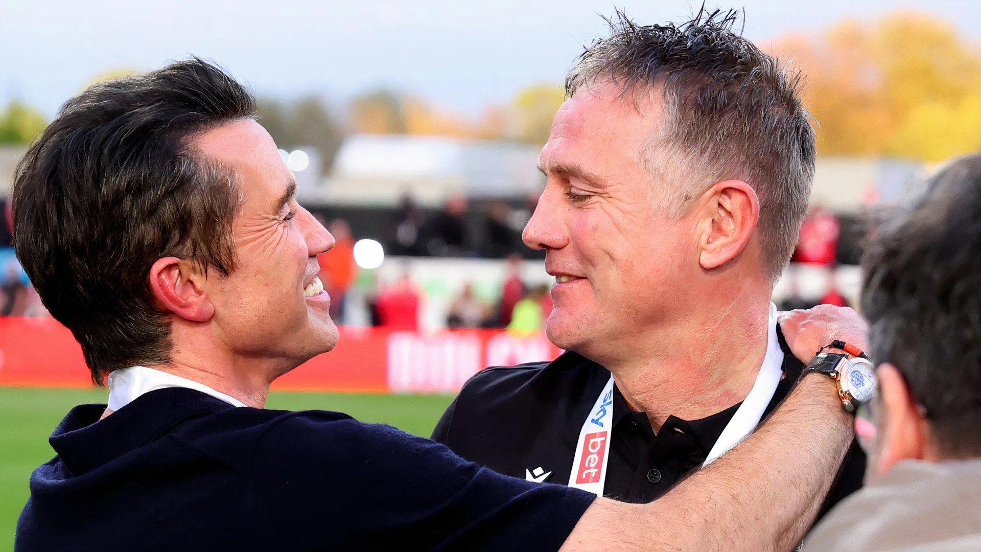 Phil Parkinson vỡ òa ăn mừng chiến công Wrexham thăng hạng lịch sử