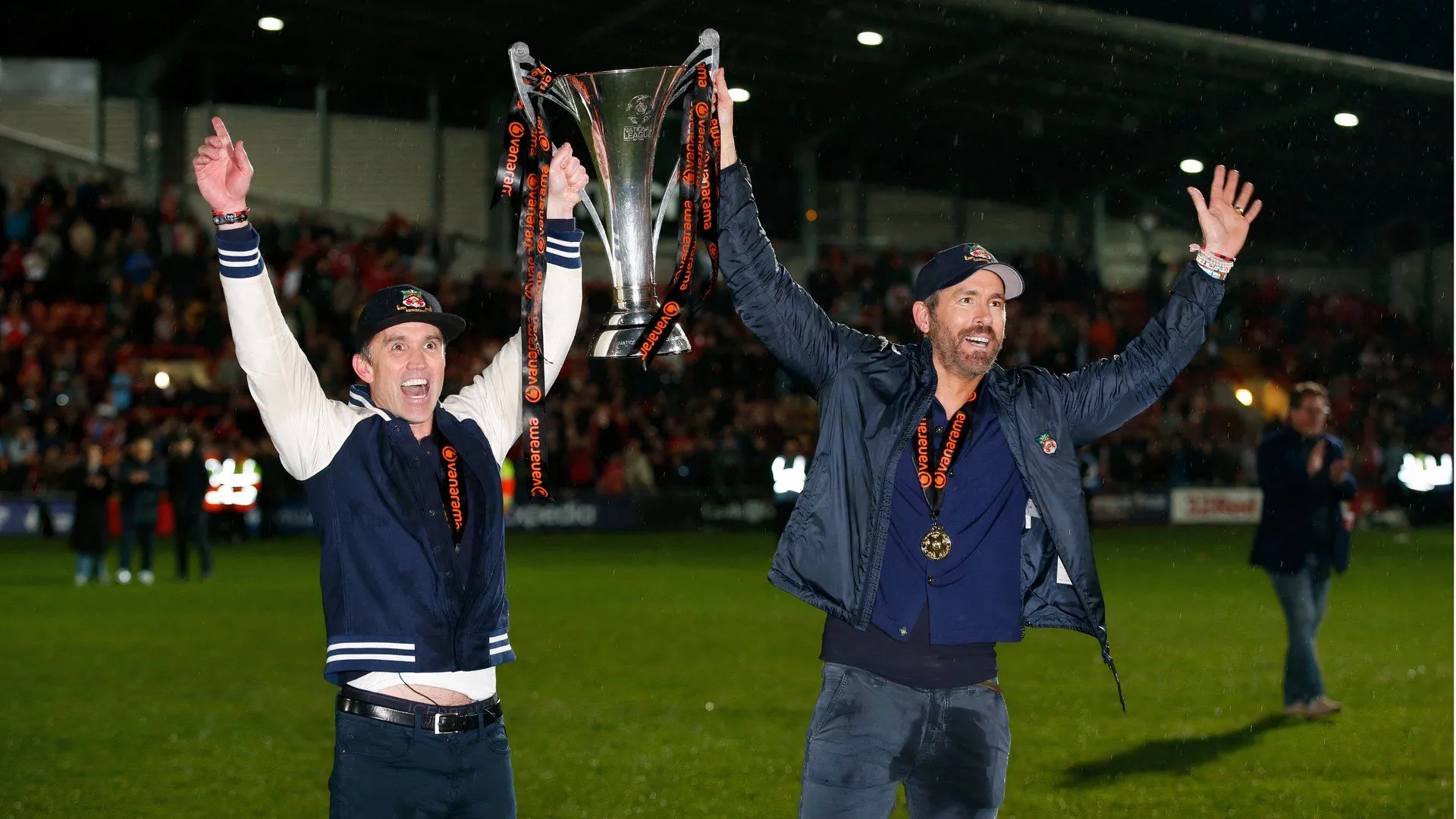 Ryan Reynolds và Rob McElhenney ăn mừng thành công của Wrexham AFC