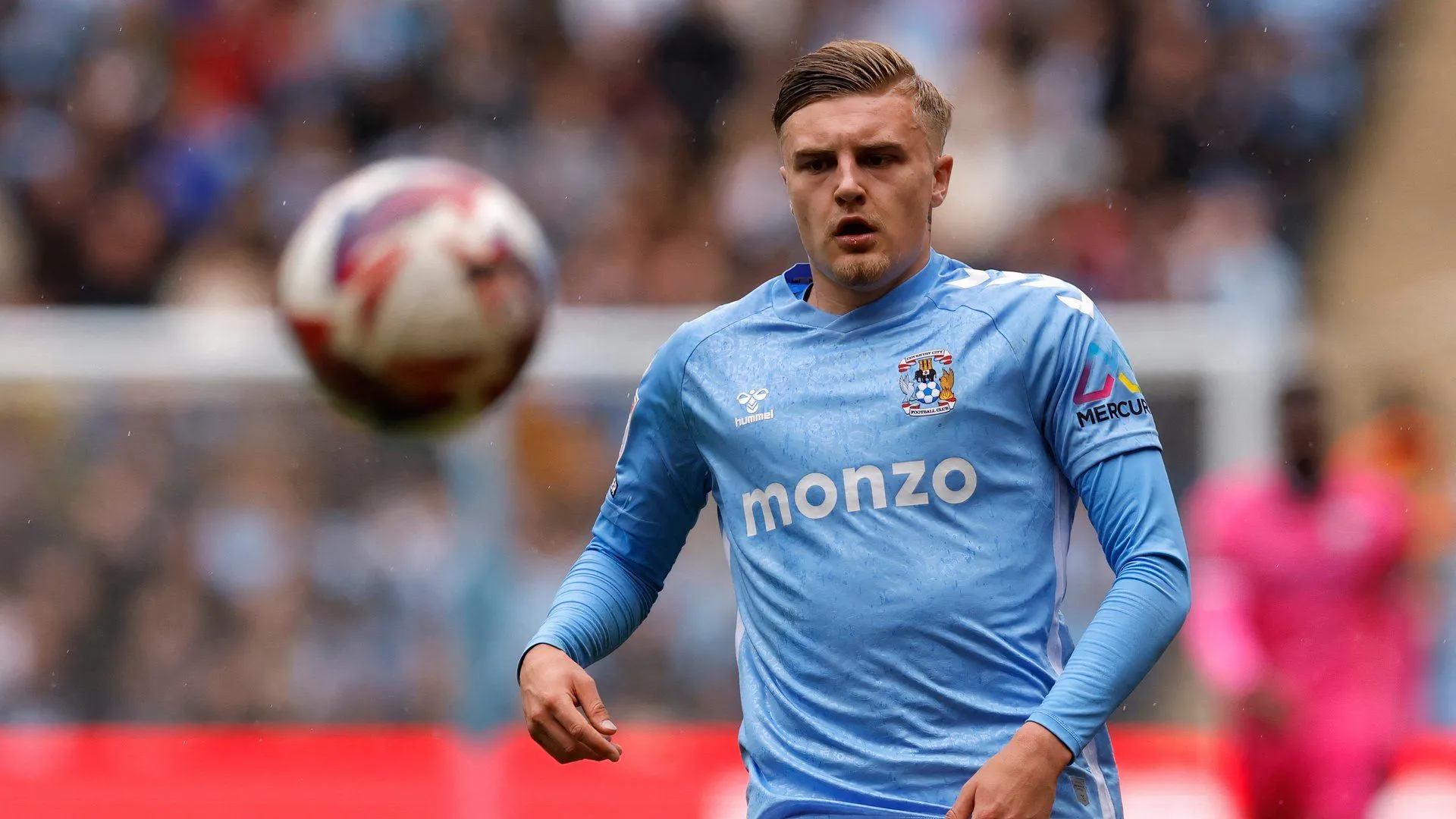 Tiền đạo Norman Bassette trong màu áo Coventry City, đối diện tương lai tại Eredivisie