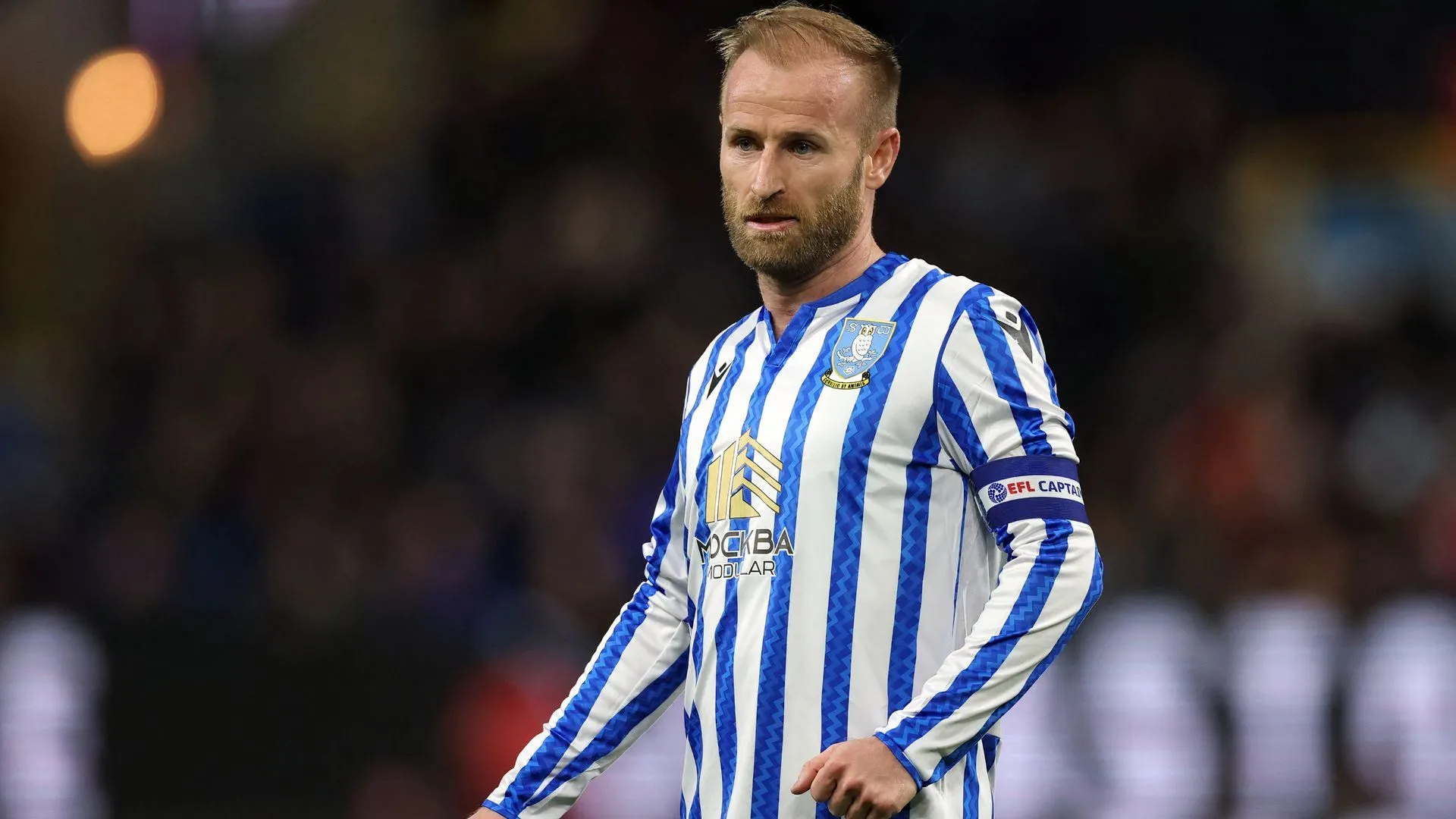 Tiền vệ Barry Bannan với chiếc áo Sheffield Wednesday tươi cười sau khi gia hạn hợp đồng.