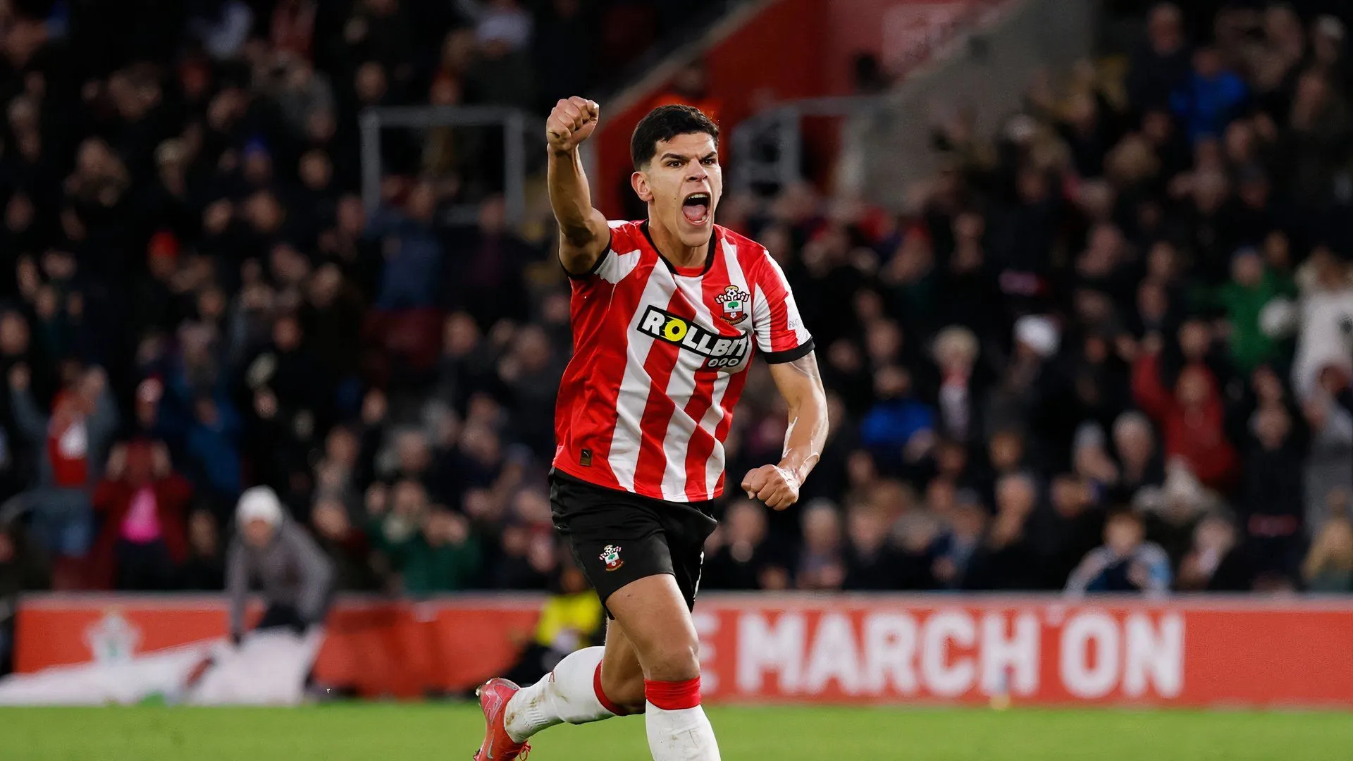 Tiền vệ Mateus Fernandes của Southampton ăn mừng bàn thắng ấn tượng, chứng minh giá trị chuyển nhượng khủng trên thị trường.