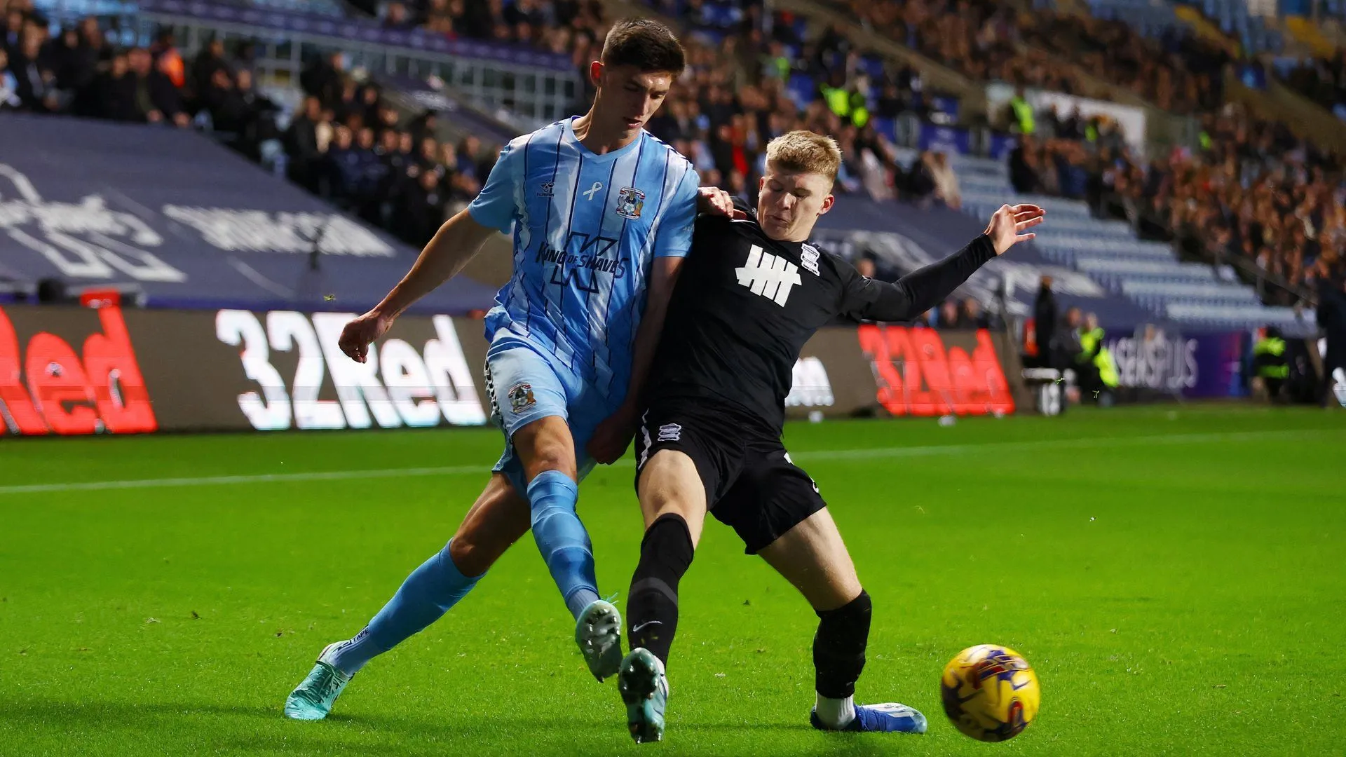 Trung vệ Bobby Thomas trong màu áo Coventry City, mục tiêu của Sheffield United và các CLB Ngoại hạng Anh