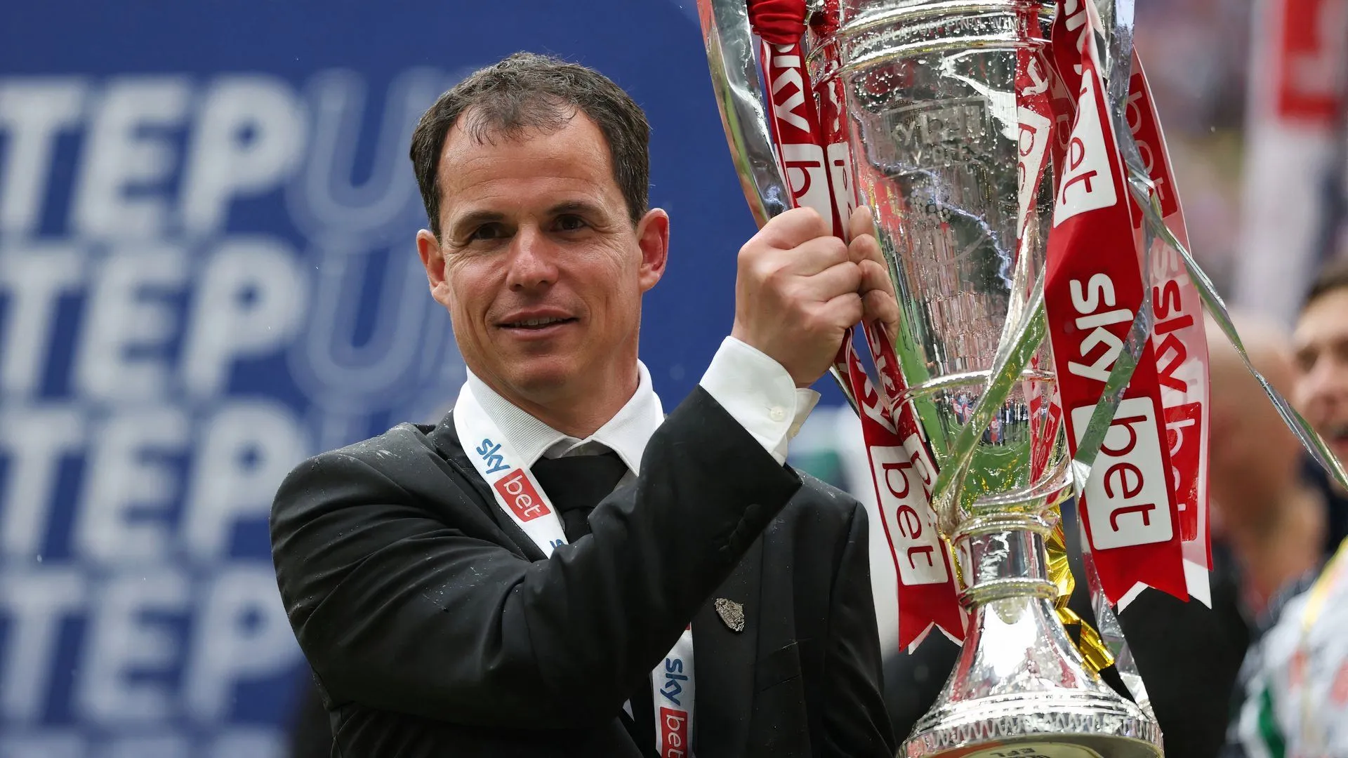 HLV Régis Le Bris ăn mừng cùng Sunderland sau chiến thắng play-off thăng hạng Premier League