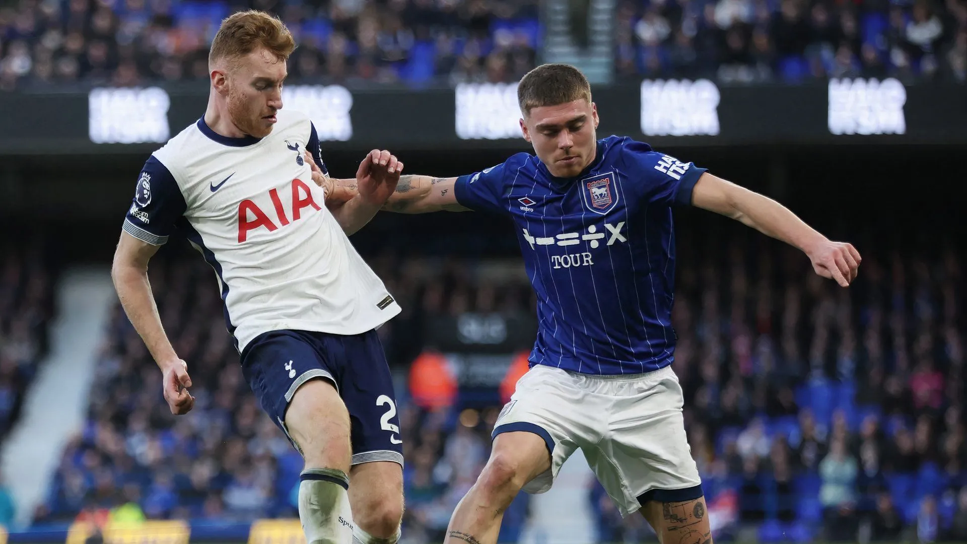 Leif Davis (Ipswich Town) tranh chấp bóng quyết liệt với Dejan Kulusevski (Tottenham) ở Ngoại Hạng Anh, minh chứng cho sự trưởng thành vượt bậc.