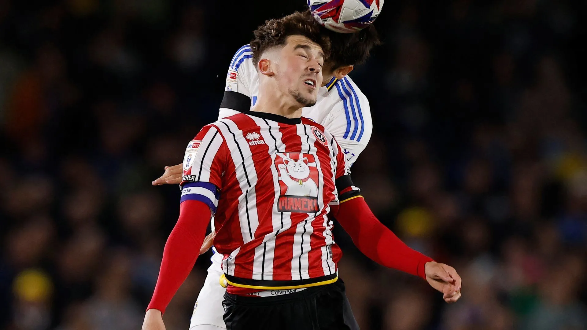 Ollie Arblaster trong một pha tranh chấp quyết liệt, minh chứng cho tầm quan trọng của tiền vệ này với tuyến giữa của Sheffield United.