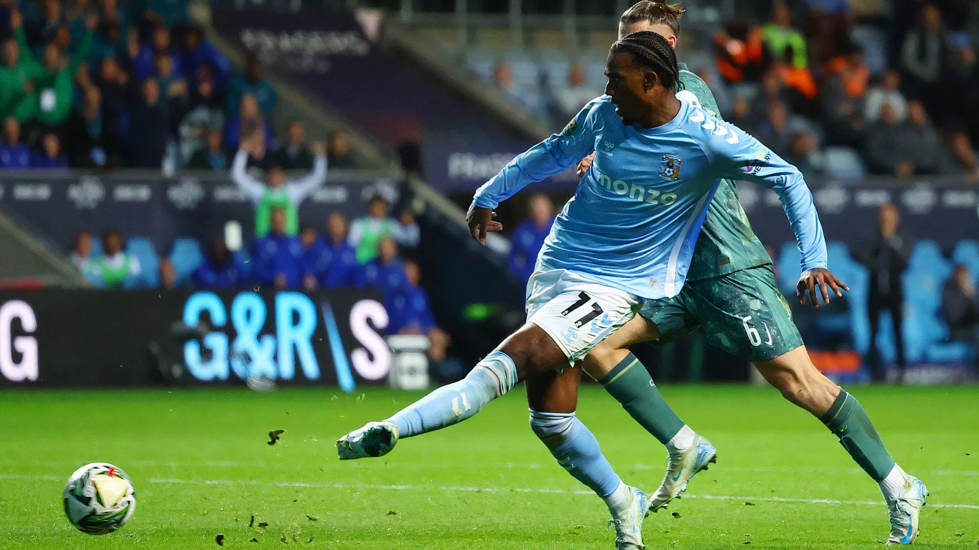Tiền đạo Haji Wright của Coventry City trong pha bóng tấn công, thể hiện sức mạnh hàng công của Sky Blues trước trận đấu Norwich City.