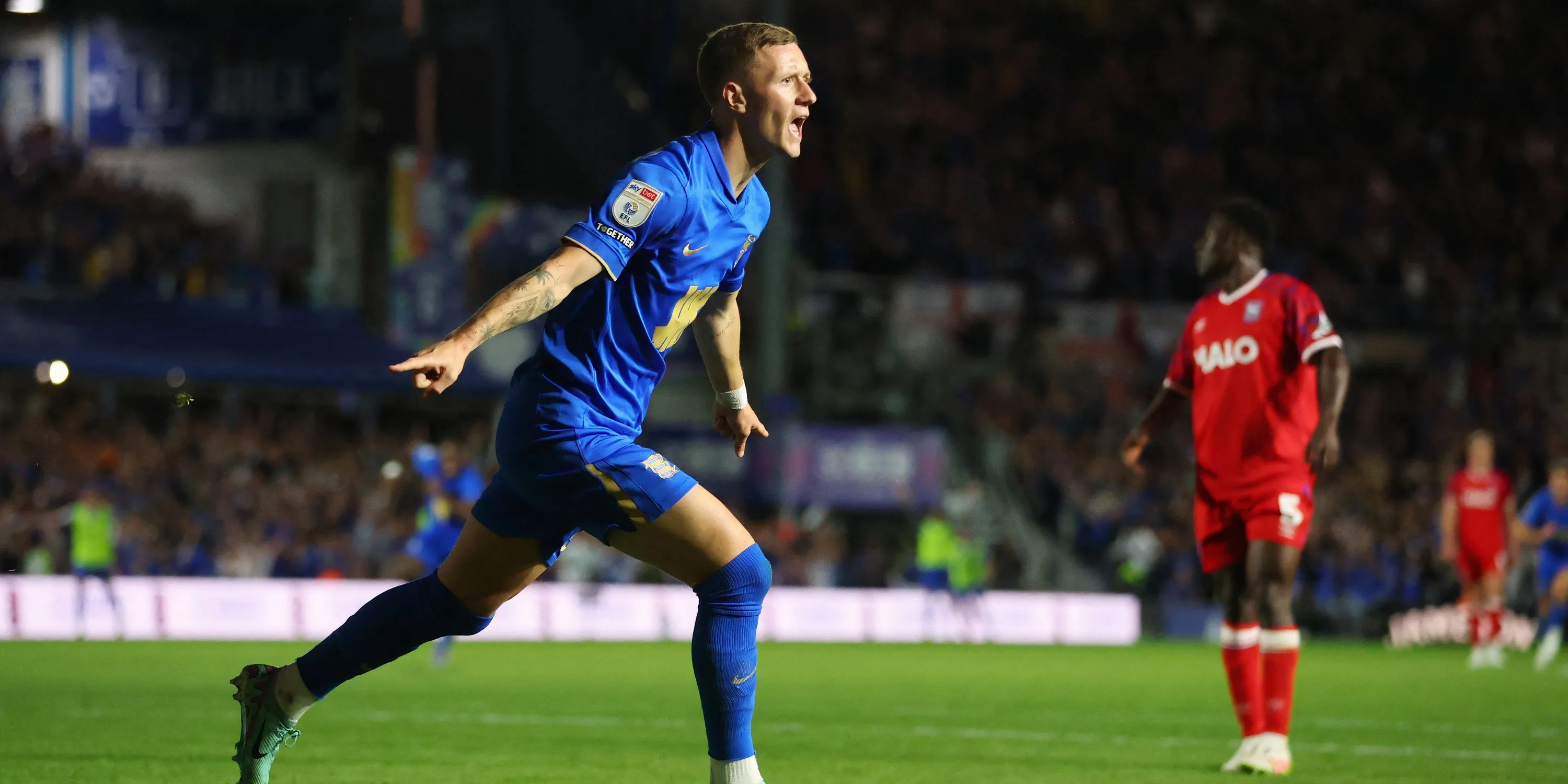 Tiền đạo Jay Stansfield ăn mừng bàn thắng cho Birmingham City tại sân St Andrews.