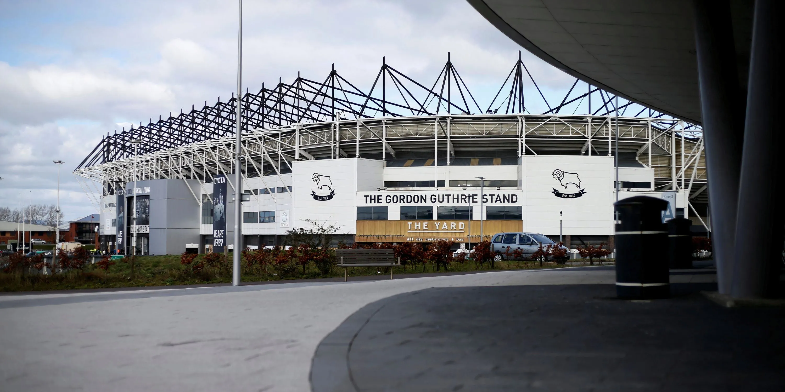 Toàn cảnh sân vận động Pride Park, sân nhà của Derby County, nơi các fan đang mong chờ sự thay đổi chiến thuật dưới thời HLV John Eustace.