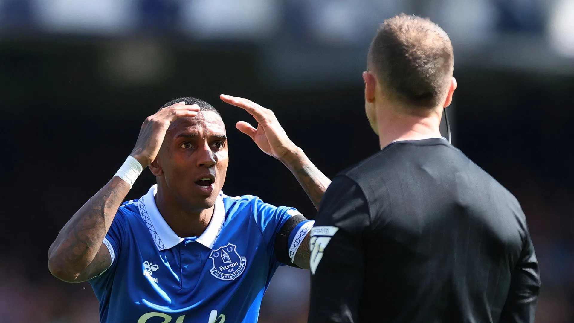 Ashley Young trong màu áo Everton trước khi chuyển đến Ipswich, hậu vệ cánh giàu kinh nghiệm
