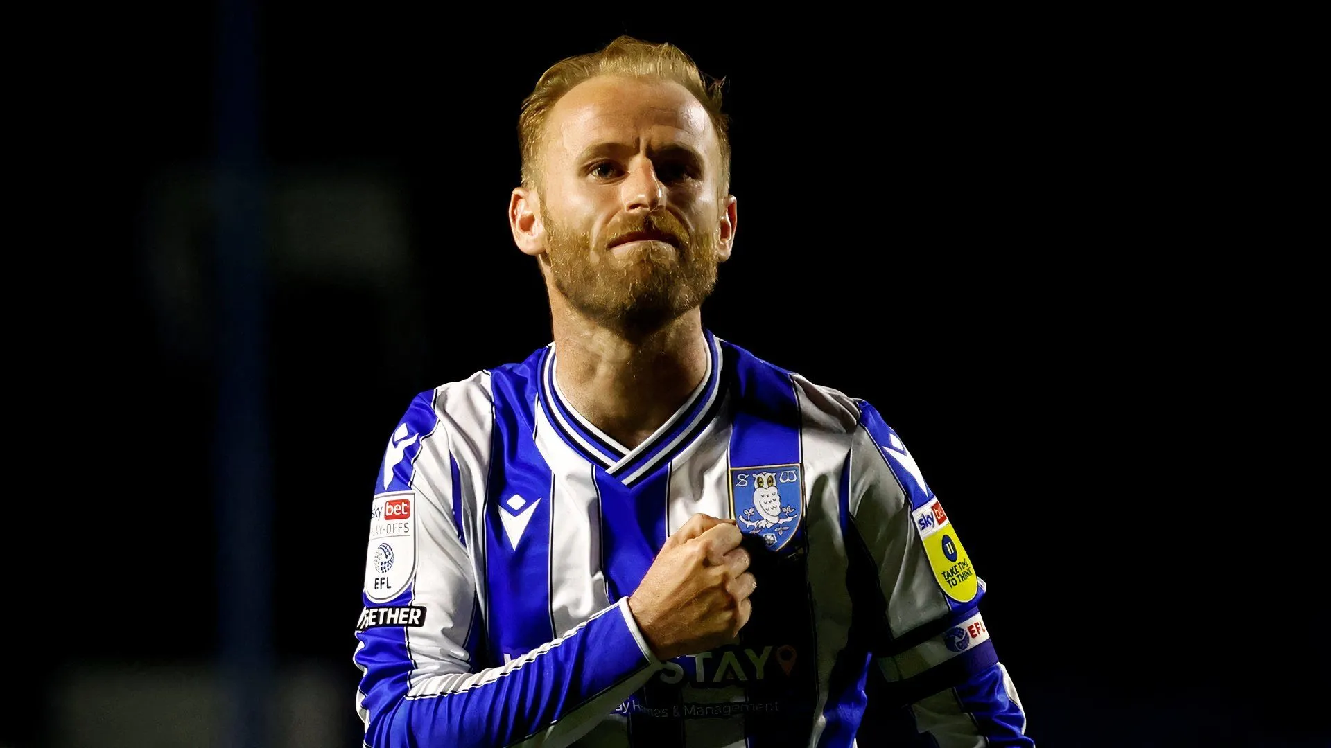 Barry Bannan cầm băng đội trưởng Sheffield Wednesday, biểu tượng lãnh đạo nơi tuyến giữa