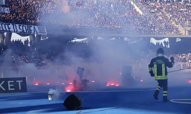 Cảnh hỗn loạn tại Stadio Via del Mare trong trận Lecce vs Napoli - cổ động viên đụng độ và lực lượng an ninh can thiệp