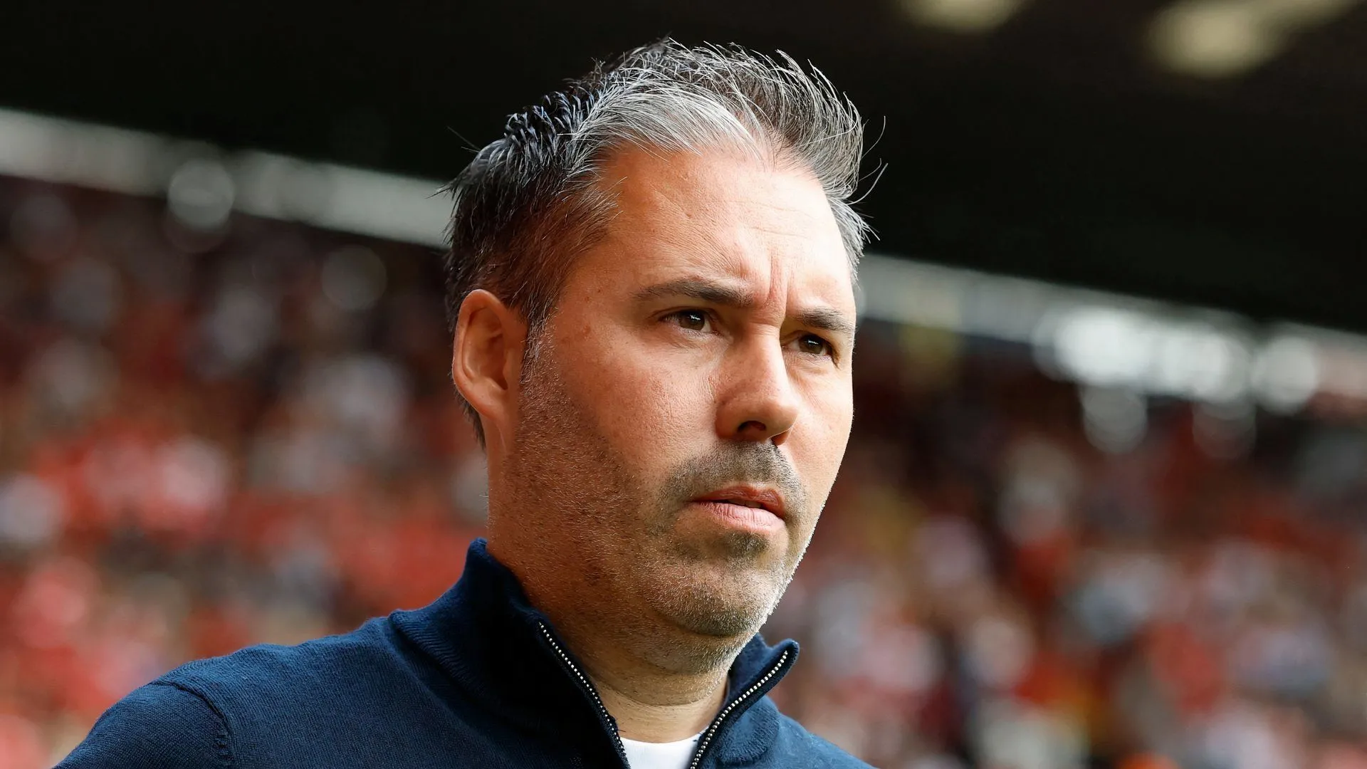 Cầu thủ Leicester hội ý trên sân, phản ánh đội hình chưa đồng lòng và cần cải tổ chuyển nhượng