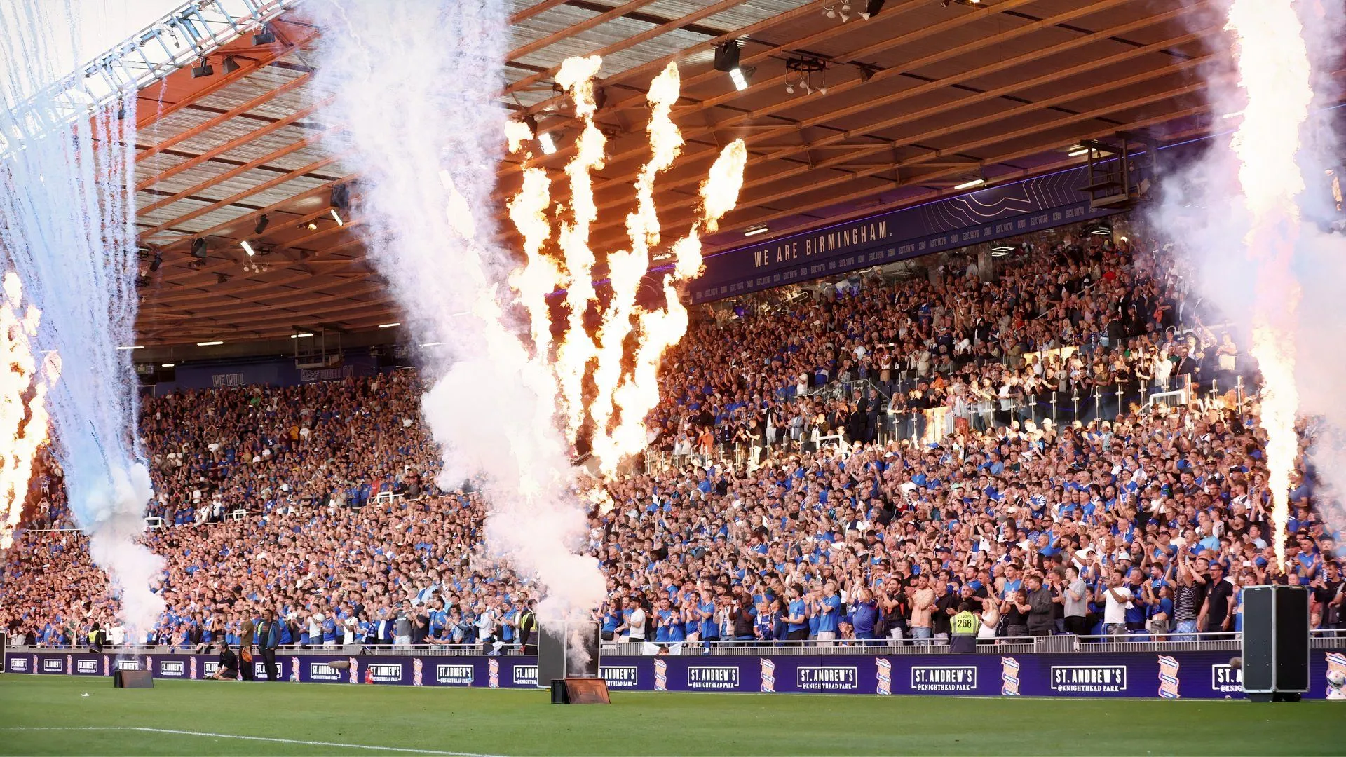 CĐV Birmingham City cuồng nhiệt trên khán đài St Andrew's, bầu không khí sân nhà dữ dội