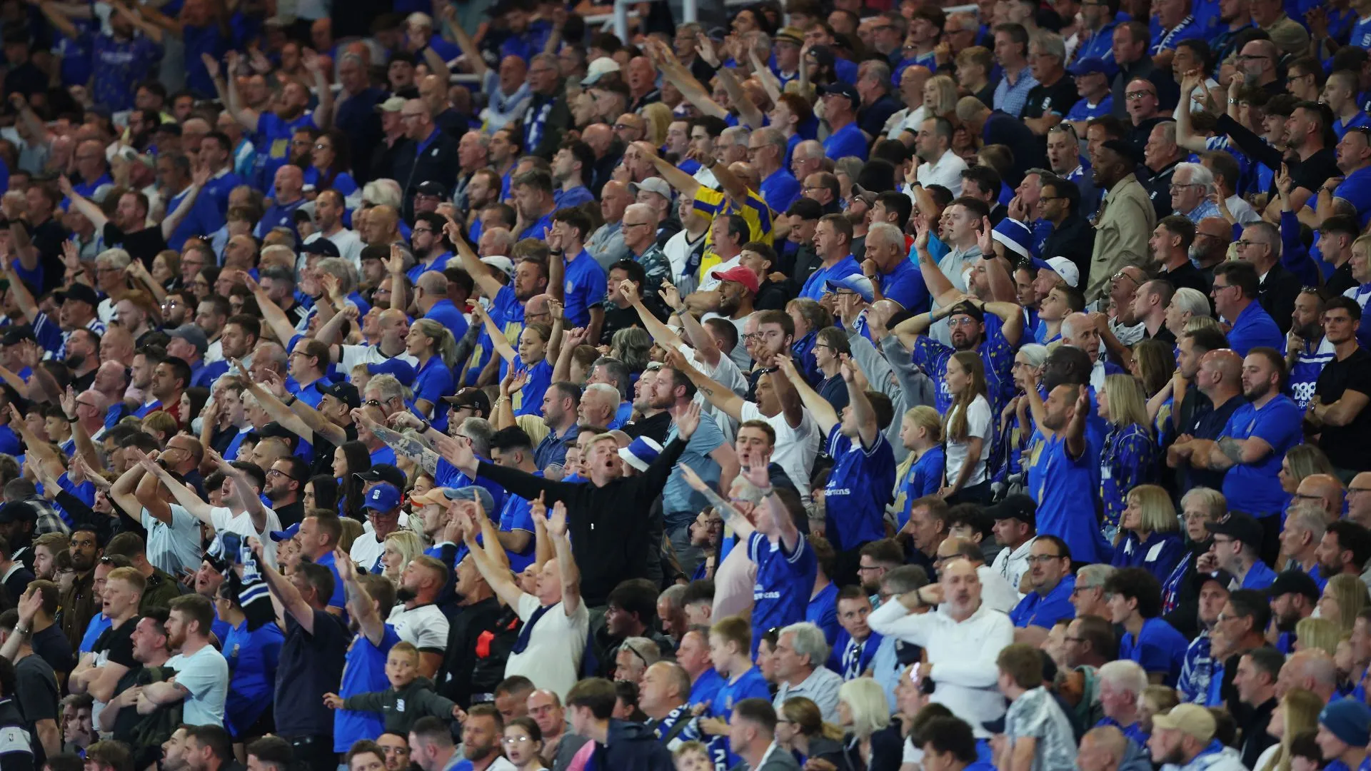 Cổ động viên Birmingham City trong nền di sản công nghiệp của thành phố