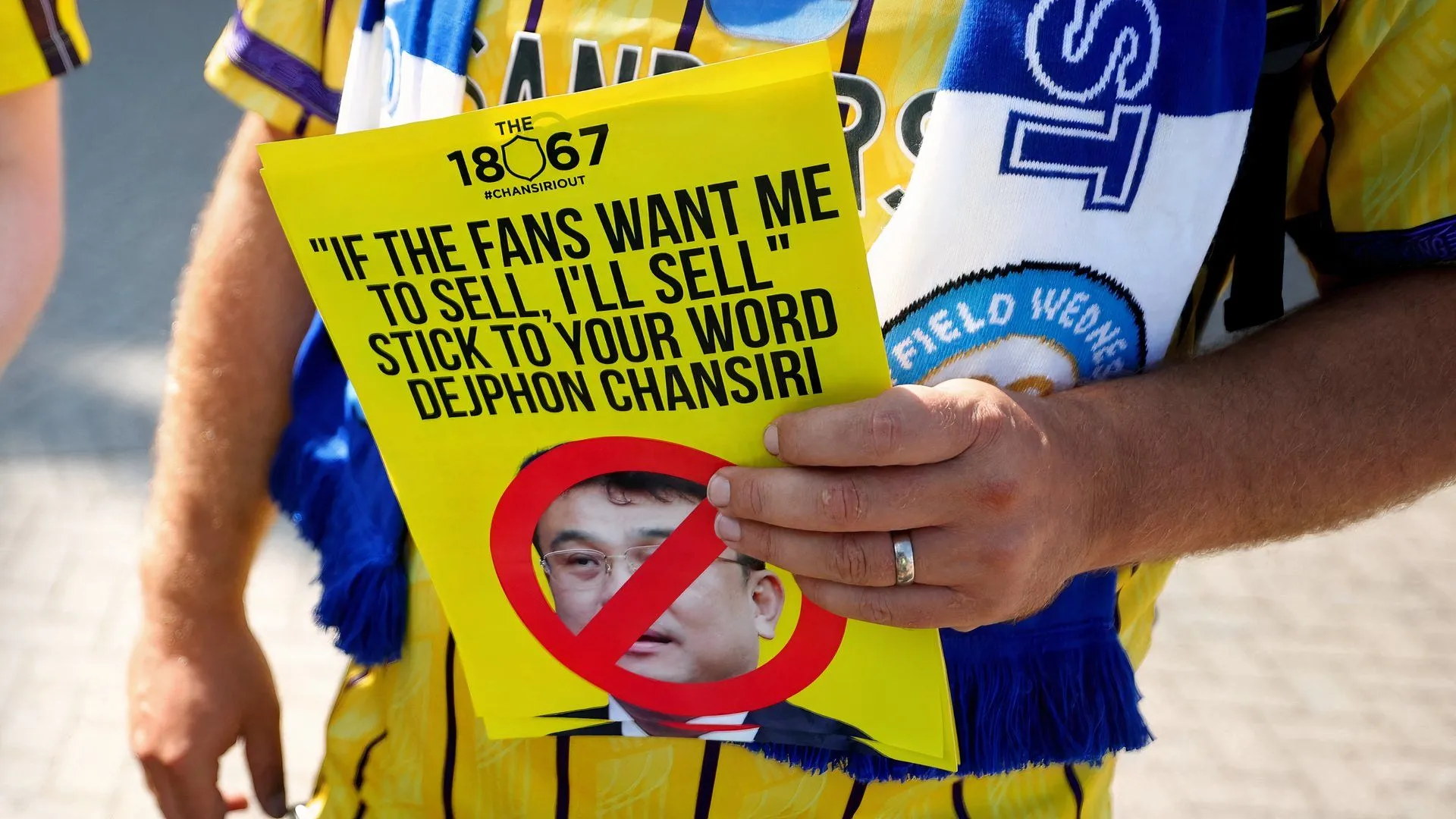 Cổ động viên Sheffield Wednesday phát tờ rơi phản đối chủ sở hữu Dejphon Chansiri, biểu tượng biểu tình trên sân và ngoài sân