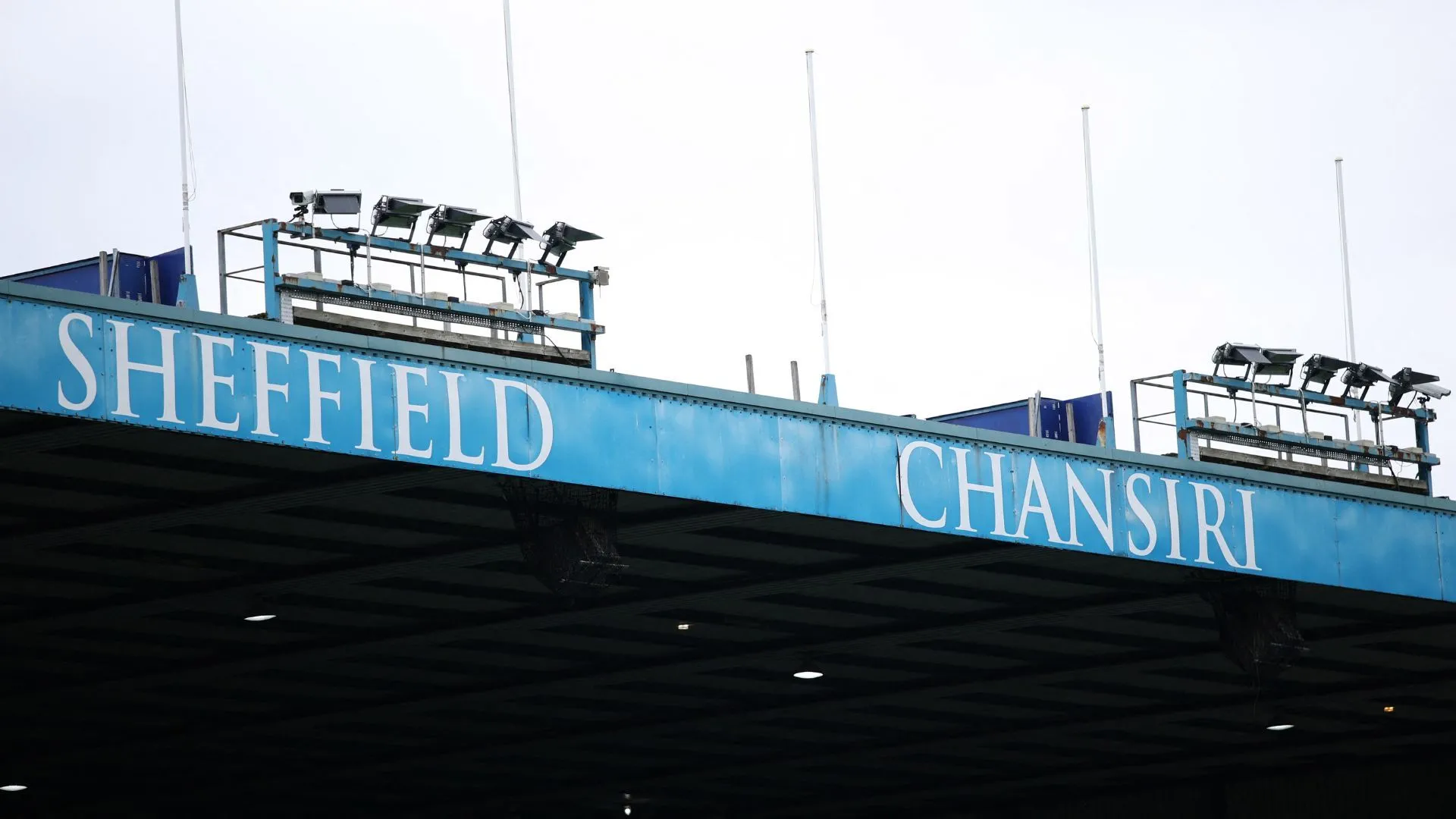 Cổng vào Hillsborough sân nhà Sheffield Wednesday trong cảnh ảm đạm
