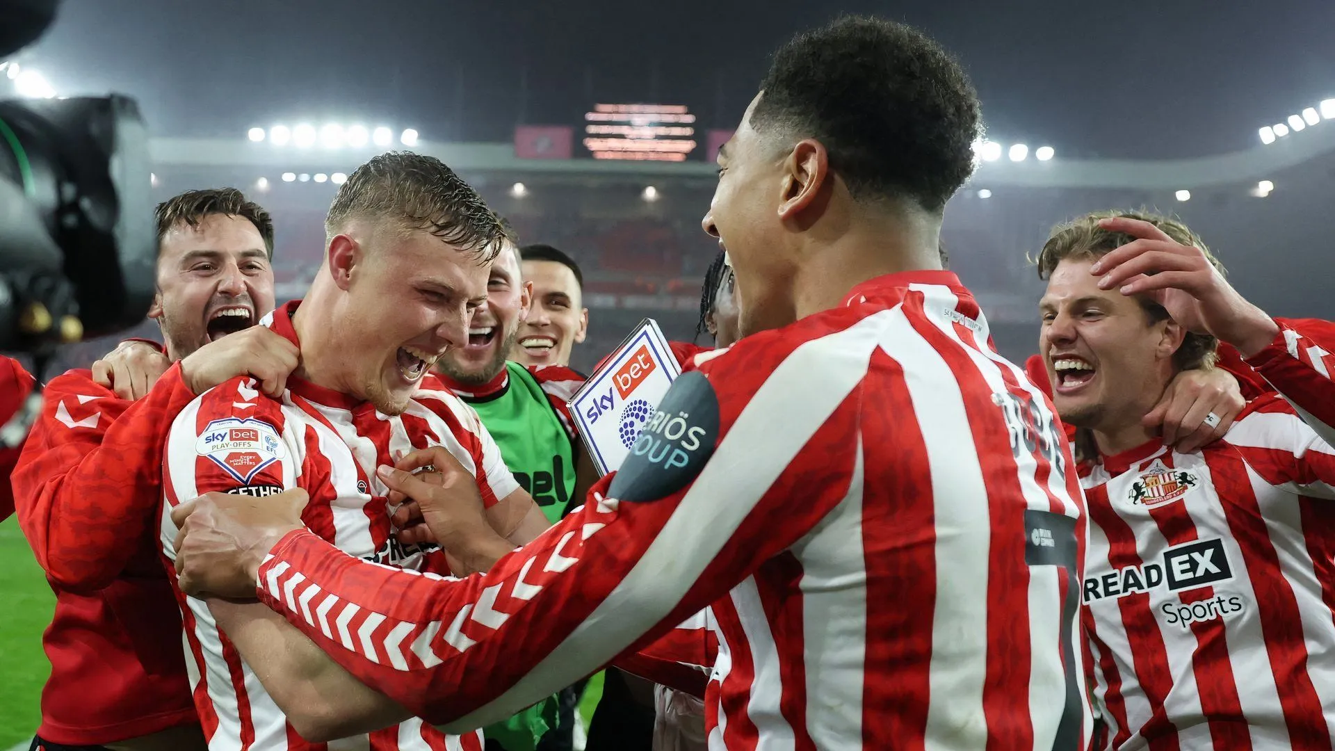 Dan Ballard và Jobe Bellingham trong màu áo Sunderland, hình ảnh liên quan đến bối cảnh lương thưởng trong đội bóng cũ của Clarke