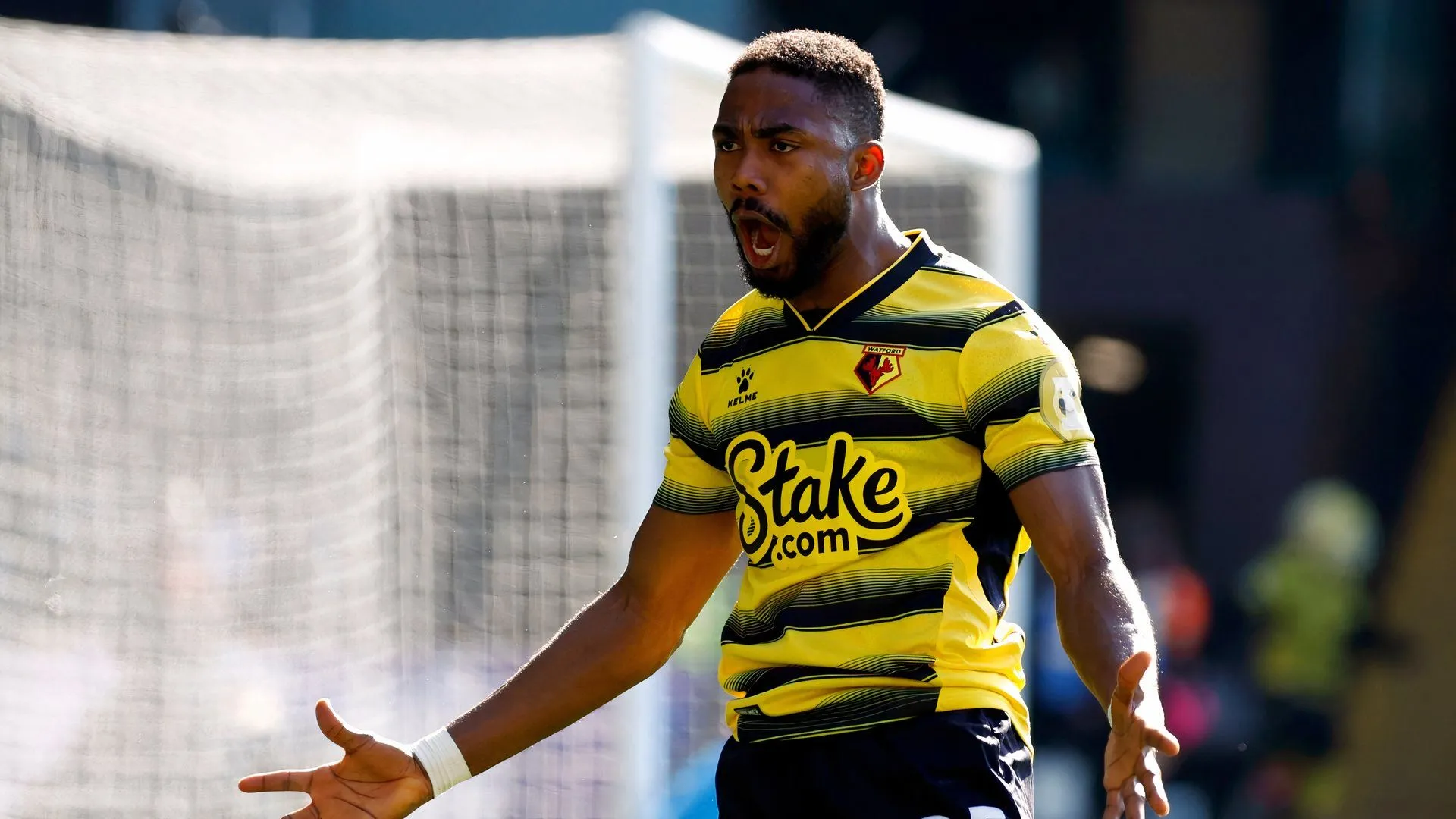 Emmanuel Dennis, tiền đạo Nigeria có kinh nghiệm ở Watford và Nottingham Forest, đang tập luyện chờ quyết định của CLB