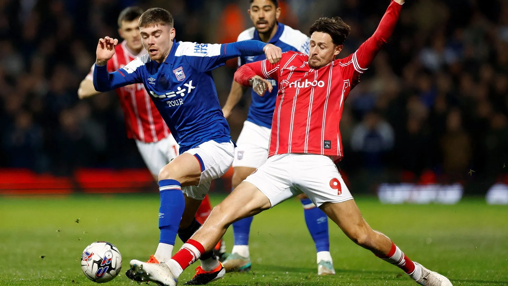 Harry Cornick và Leif Davis trong màu áo Bristol City