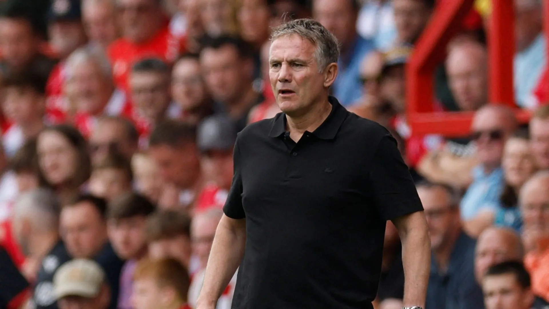 HLV Phil Parkinson dẫn dắt Wrexham ở Championship mùa này