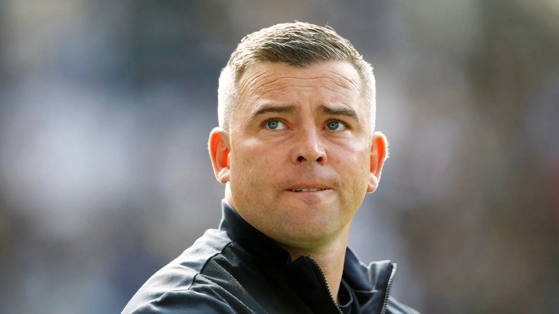 HLV Steven Schumacher của Bolton theo dõi trận đấu