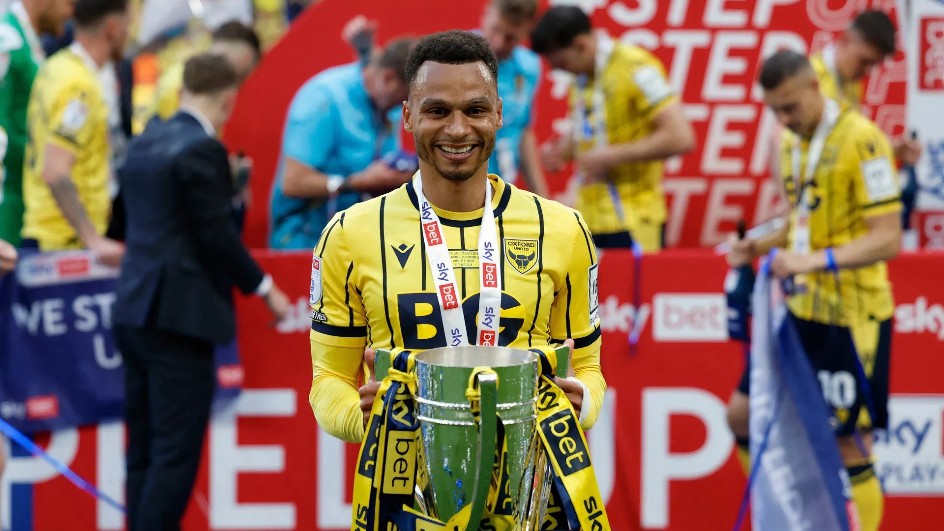 Josh Murphy ăn mừng trong màu áo Oxford, bàn thắng play-off lịch sử đưa đội lên Championship